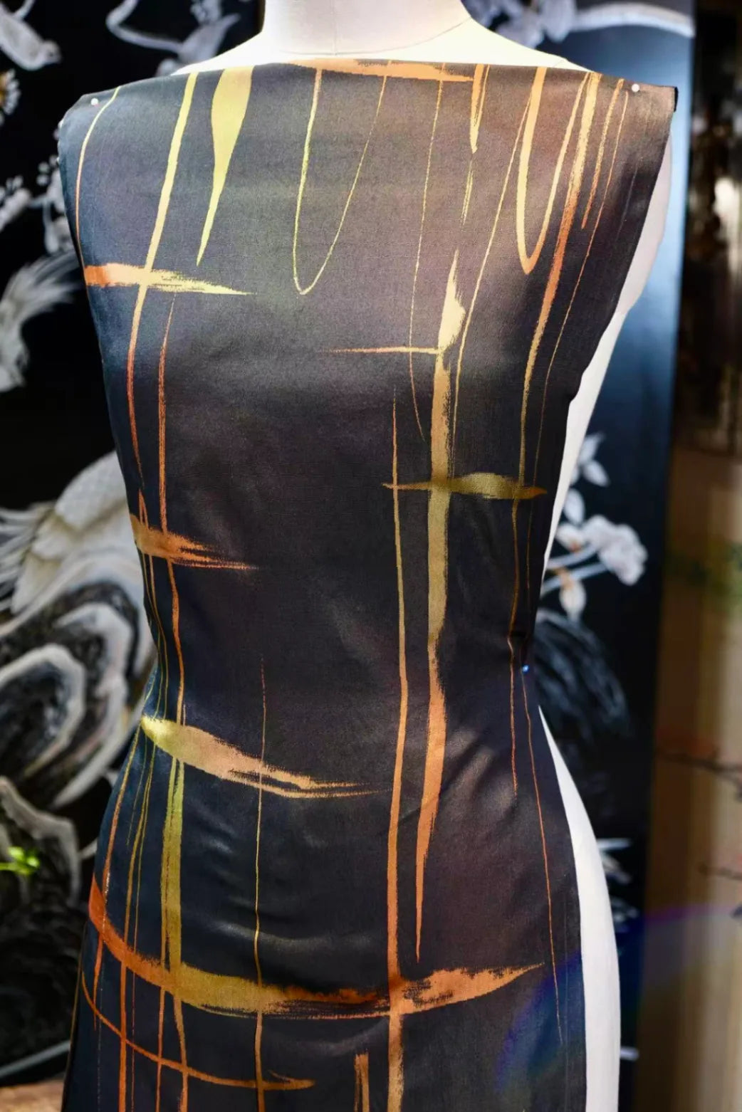 暗夜金痕 · 泼墨线条真丝面料 | Midnight Trace - Brushed Gold Line Silk Fabric