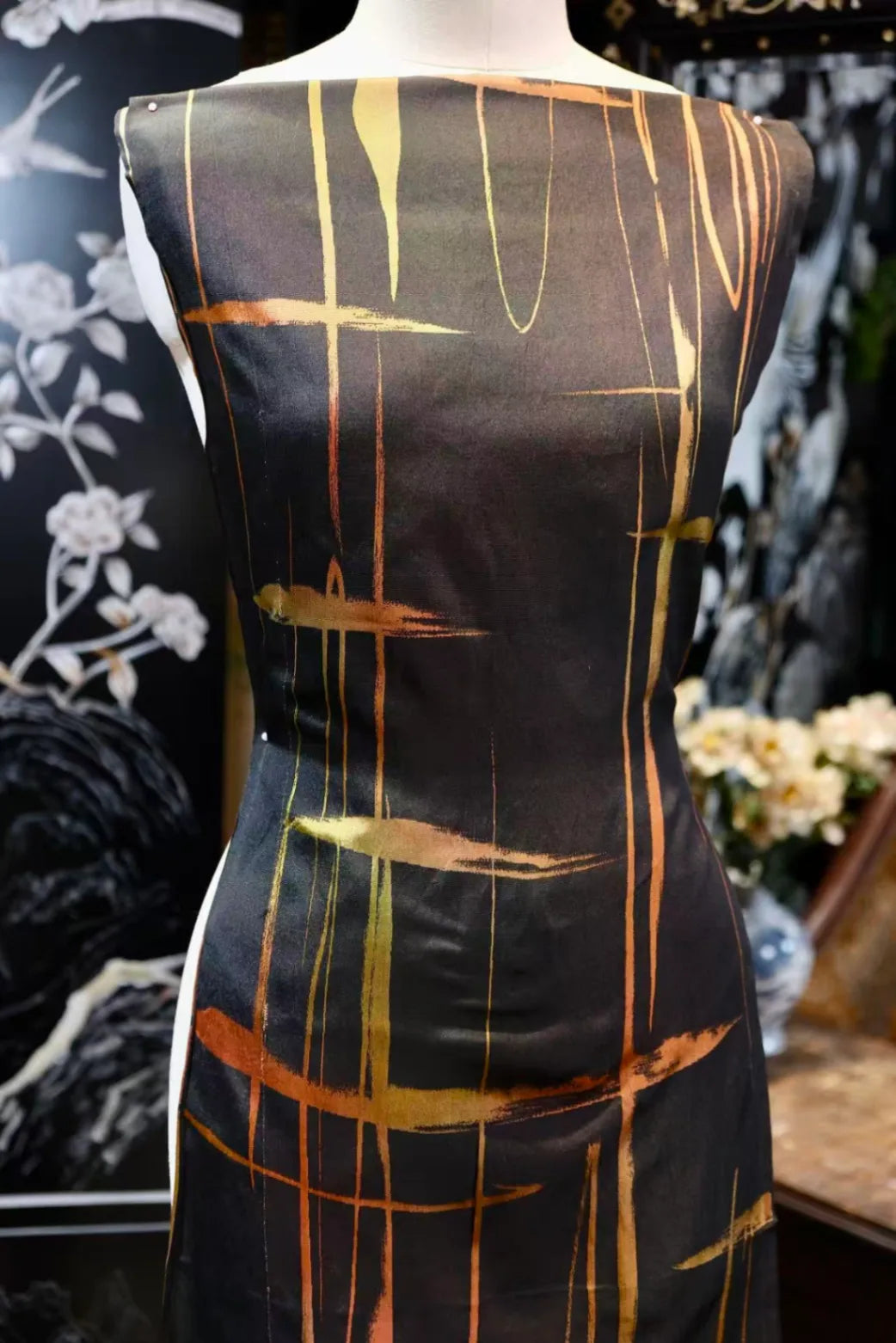 暗夜金痕 · 泼墨线条真丝面料 | Midnight Trace - Brushed Gold Line Silk Fabric