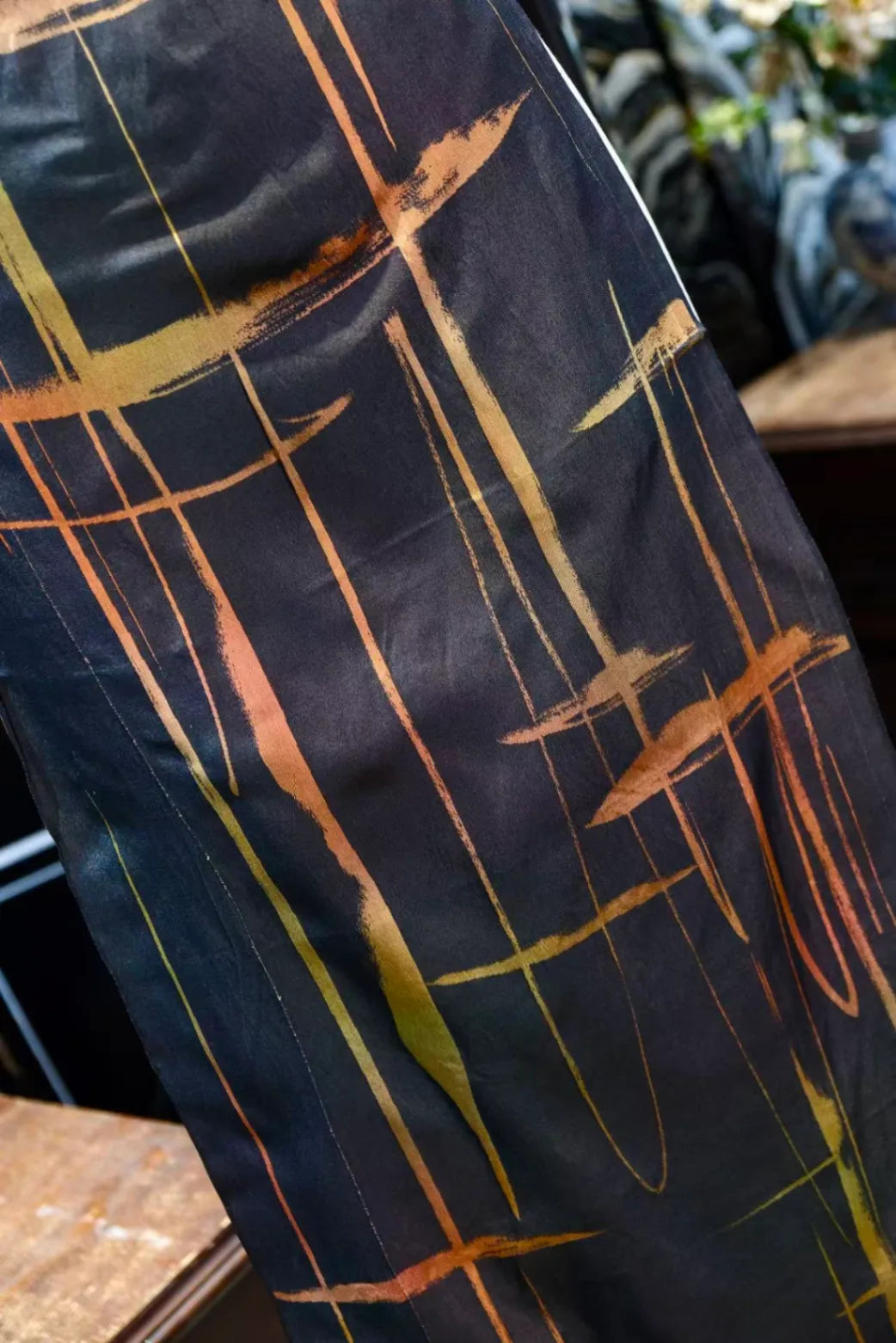 暗夜金痕 · 泼墨线条真丝面料 | Midnight Trace - Brushed Gold Line Silk Fabric