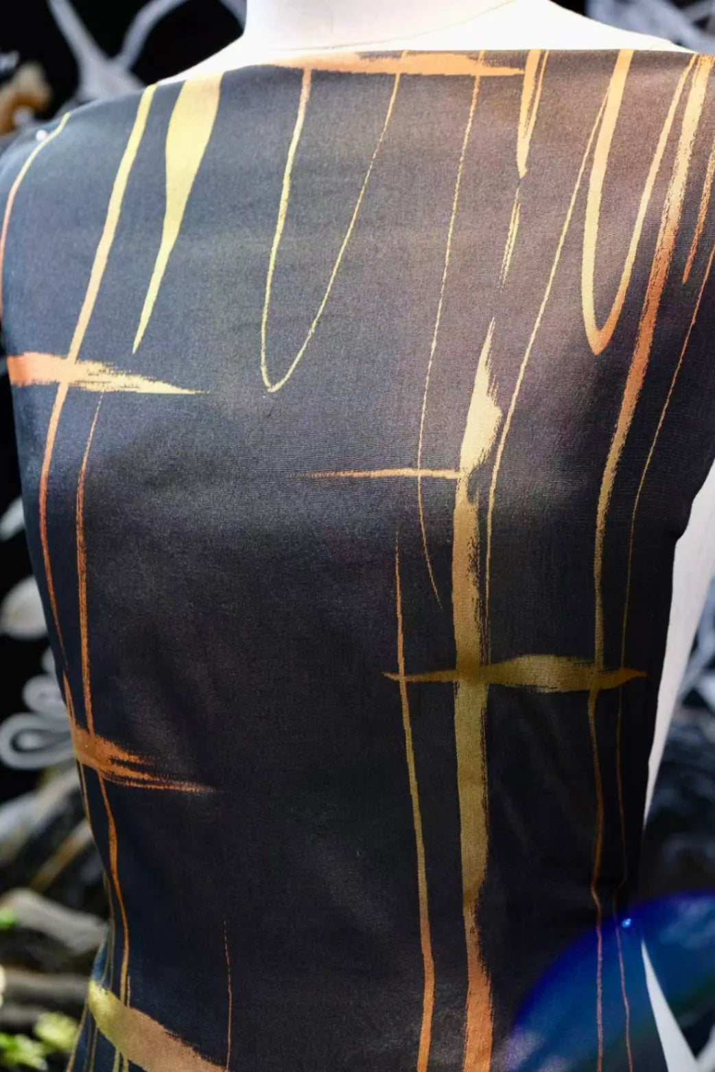暗夜金痕 · 泼墨线条真丝面料 | Midnight Trace - Brushed Gold Line Silk Fabric