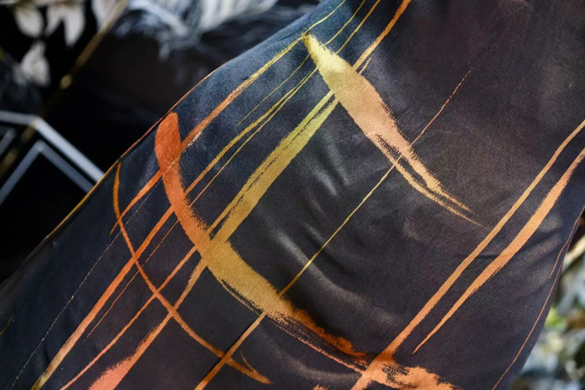 暗夜金痕 · 泼墨线条真丝面料 | Midnight Trace - Brushed Gold Line Silk Fabric