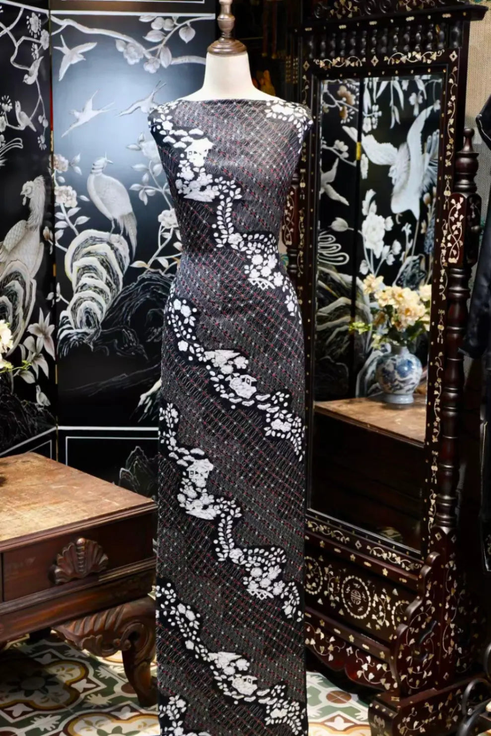 暗夜繁景 · 银白花簇真丝面料 | Midnight Flora - Monochrome Floral Silk Fabric