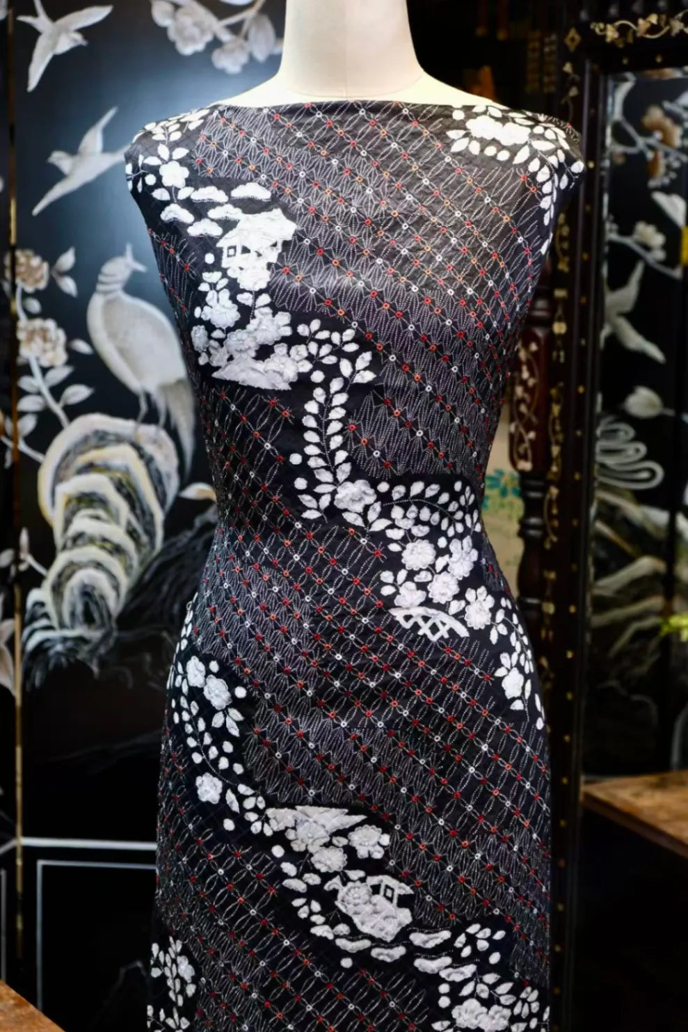 暗夜繁景 · 银白花簇真丝面料 | Midnight Flora - Monochrome Floral Silk Fabric