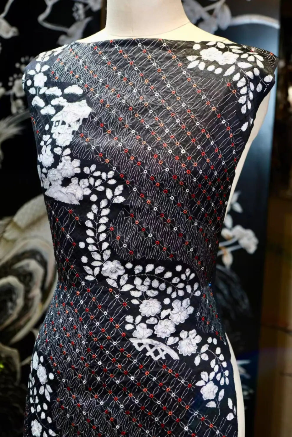 暗夜繁景 · 银白花簇真丝面料 | Midnight Flora - Monochrome Floral Silk Fabric