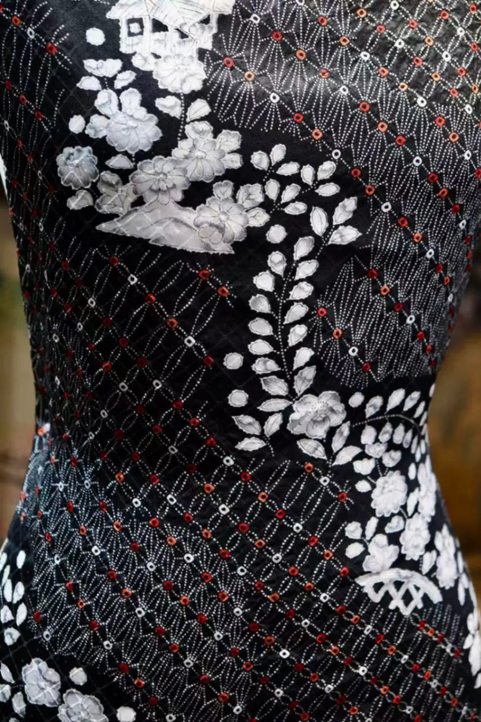 暗夜繁景 · 银白花簇真丝面料 | Midnight Flora - Monochrome Floral Silk Fabric