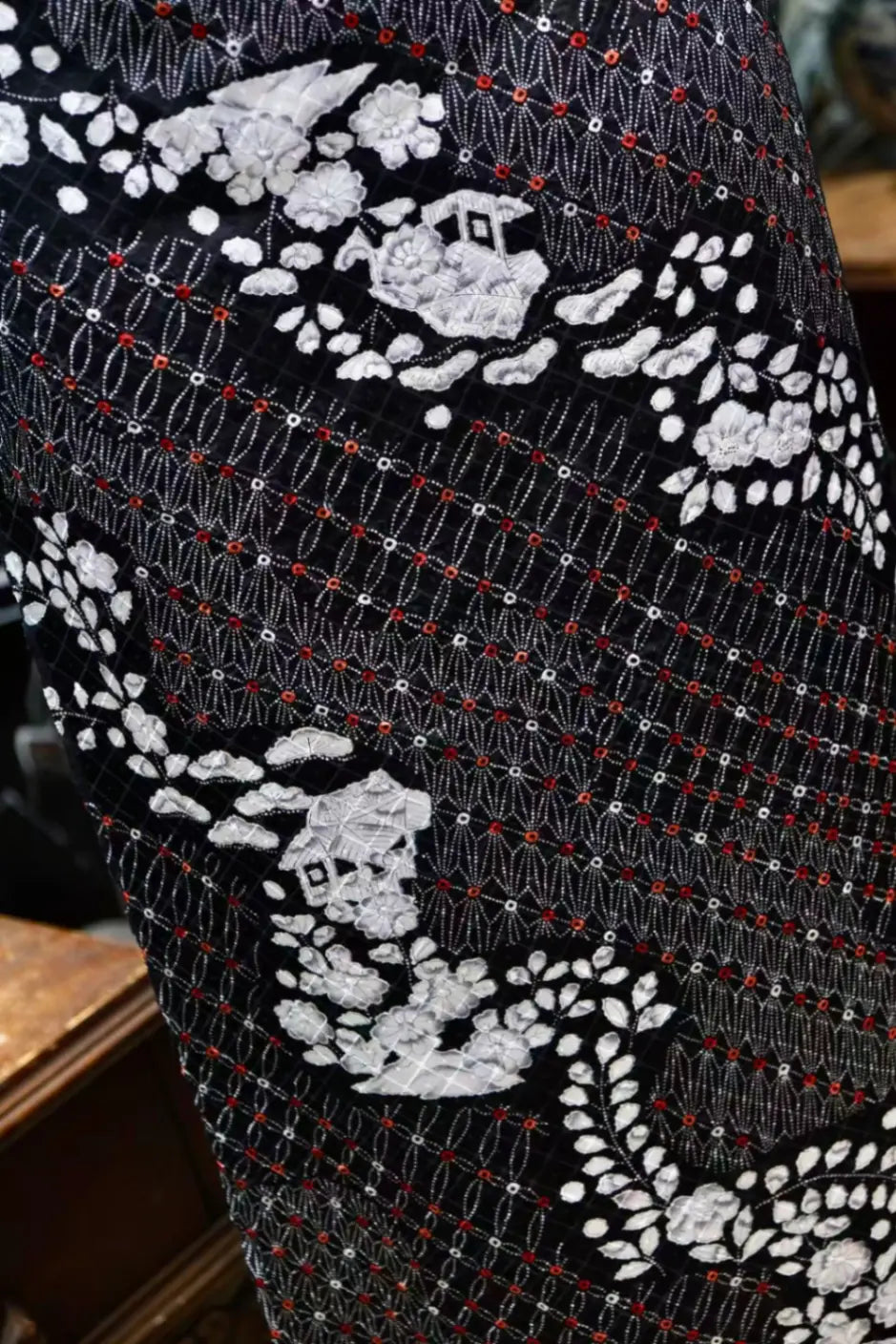 暗夜繁景 · 银白花簇真丝面料 | Midnight Flora - Monochrome Floral Silk Fabric