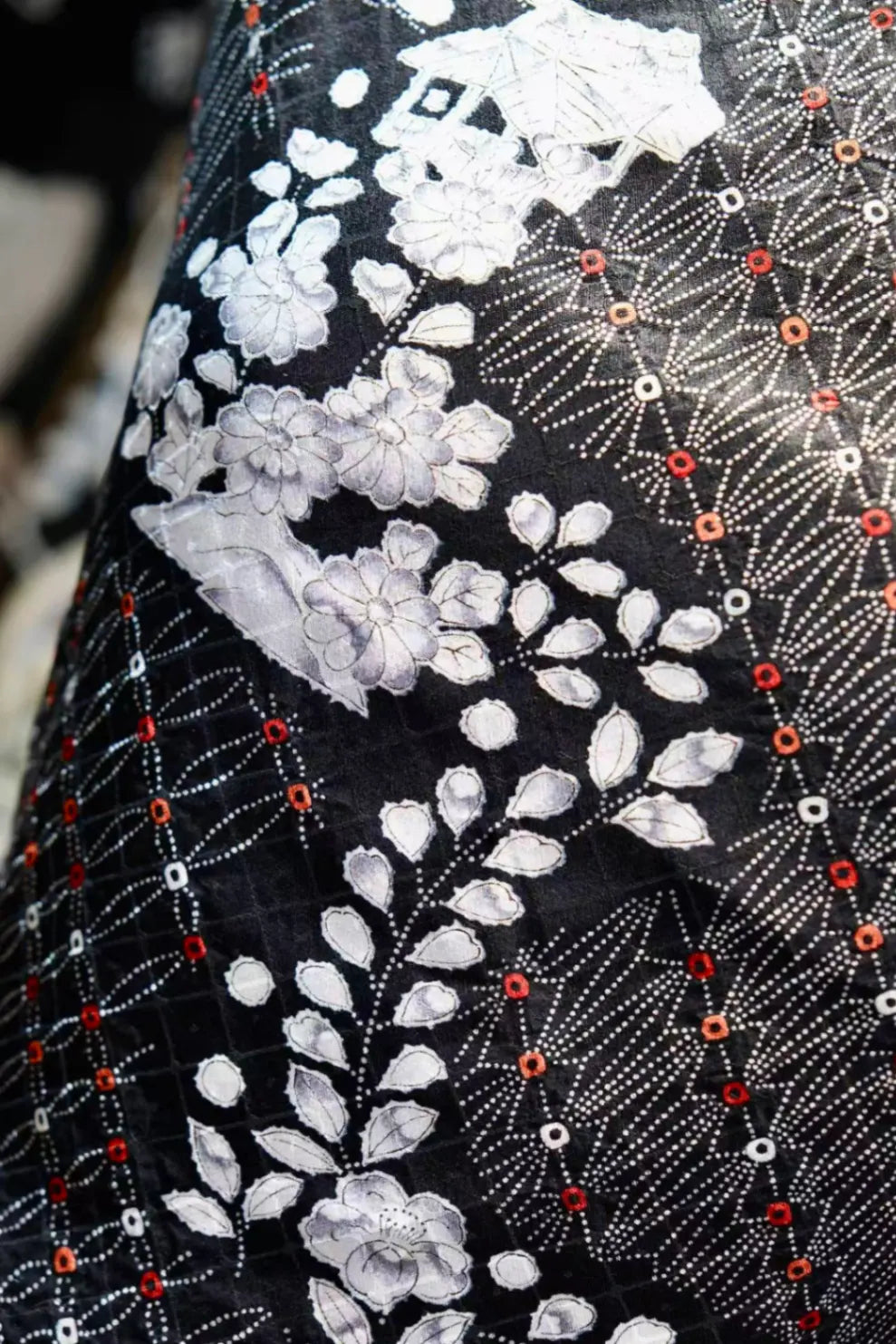 暗夜繁景 · 银白花簇真丝面料 | Midnight Flora - Monochrome Floral Silk Fabric