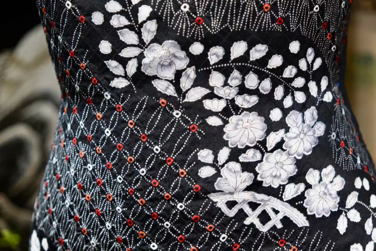 暗夜繁景 · 银白花簇真丝面料 | Midnight Flora - Monochrome Floral Silk Fabric