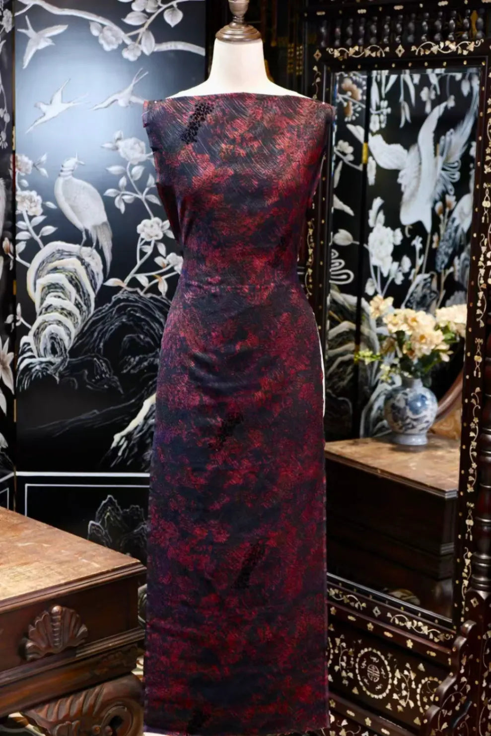 紫绛烟云 · 浮彩流纹真丝面料 | Crimson Nebula - Fluid Cloud Silk Fabric