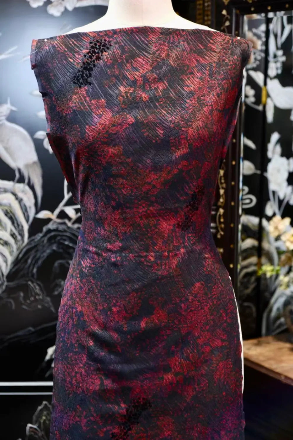 紫绛烟云 · 浮彩流纹真丝面料 | Crimson Nebula - Fluid Cloud Silk Fabric