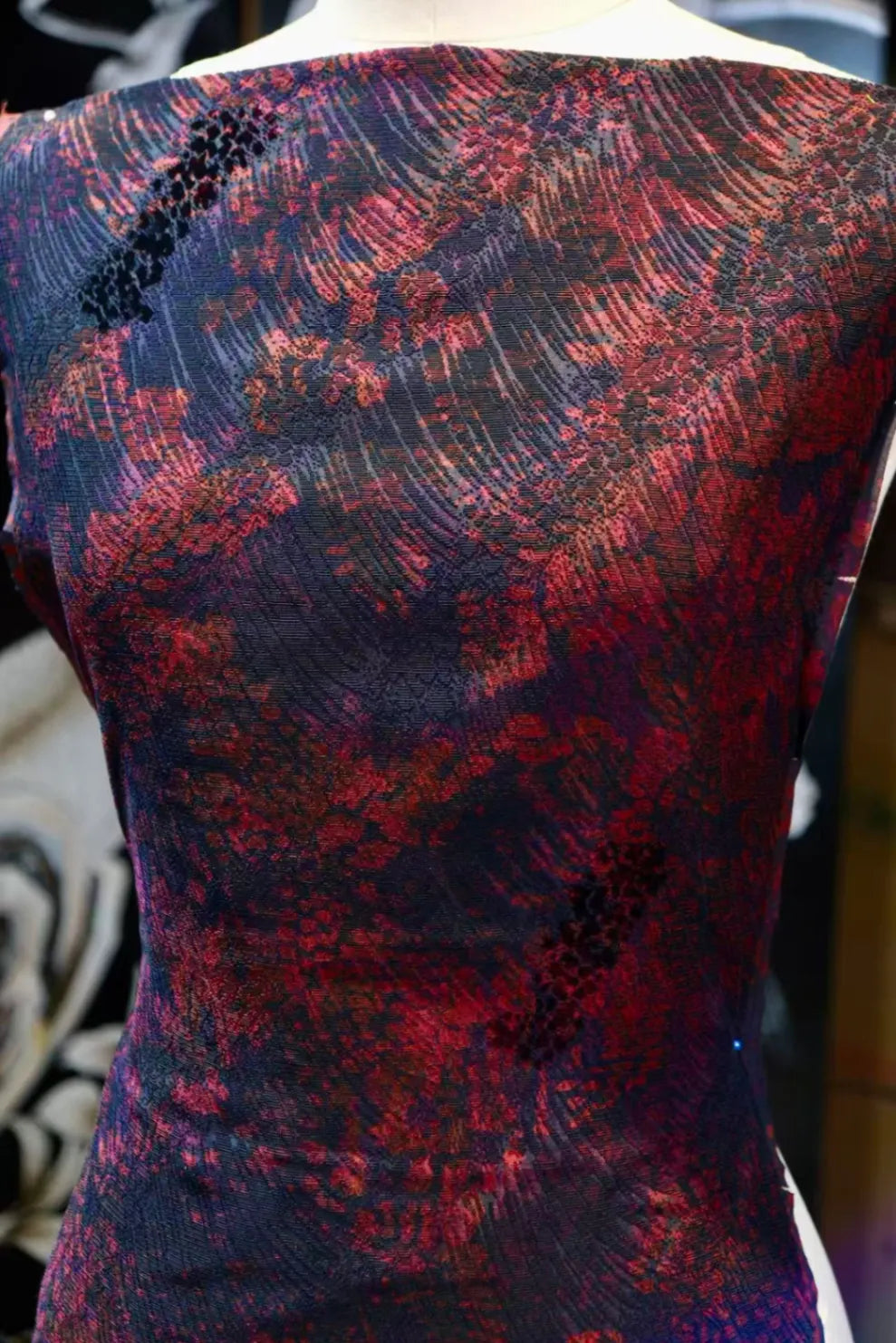 紫绛烟云 · 浮彩流纹真丝面料 | Crimson Nebula - Fluid Cloud Silk Fabric
