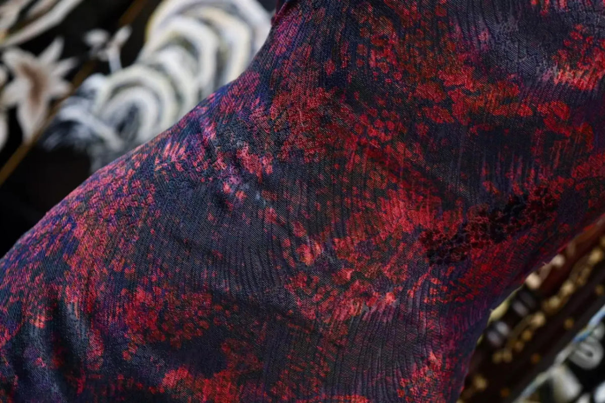 紫绛烟云 · 浮彩流纹真丝面料 | Crimson Nebula - Fluid Cloud Silk Fabric