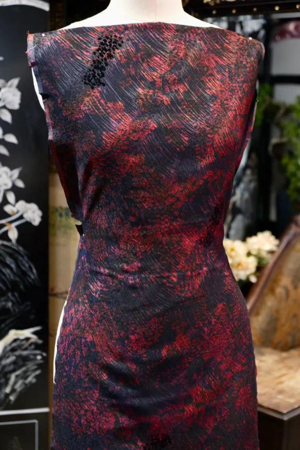 紫绛烟云 · 浮彩流纹真丝面料 | Crimson Nebula - Fluid Cloud Silk Fabric