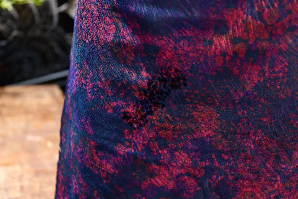 紫绛烟云 · 浮彩流纹真丝面料 | Crimson Nebula - Fluid Cloud Silk Fabric