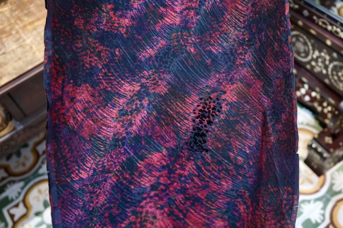 紫绛烟云 · 浮彩流纹真丝面料 | Crimson Nebula - Fluid Cloud Silk Fabric