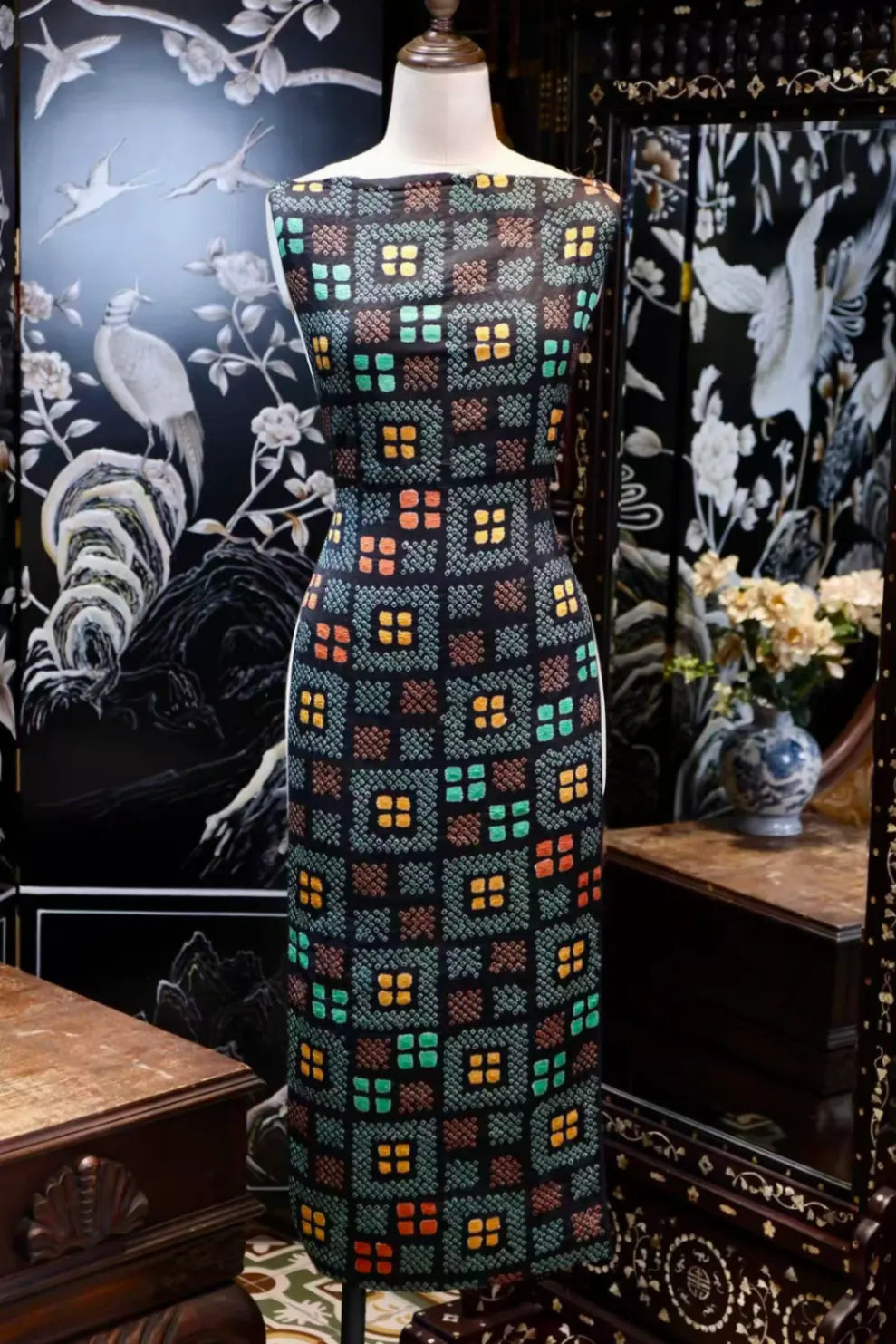 暗夜彩绞 · 四方锦簇真丝面料 | Midnight Mosaic - Geometric Tie-Dye Silk Fabric