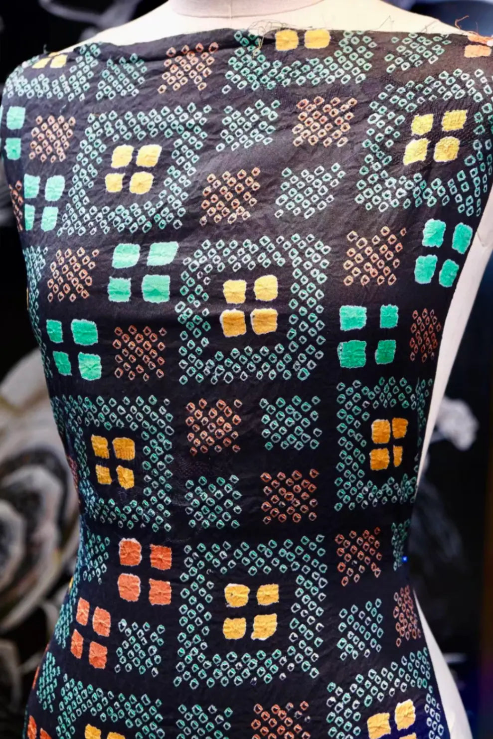 暗夜彩绞 · 四方锦簇真丝面料 | Midnight Mosaic - Geometric Tie-Dye Silk Fabric