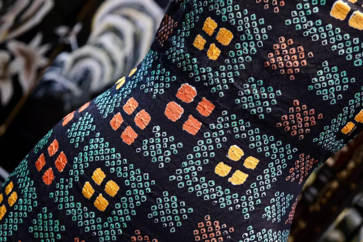 暗夜彩绞 · 四方锦簇真丝面料 | Midnight Mosaic - Geometric Tie-Dye Silk Fabric