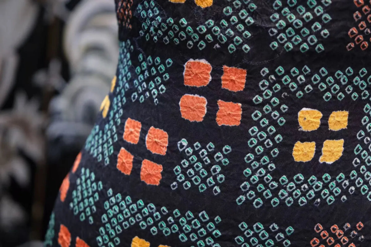 暗夜彩绞 · 四方锦簇真丝面料 | Midnight Mosaic - Geometric Tie-Dye Silk Fabric