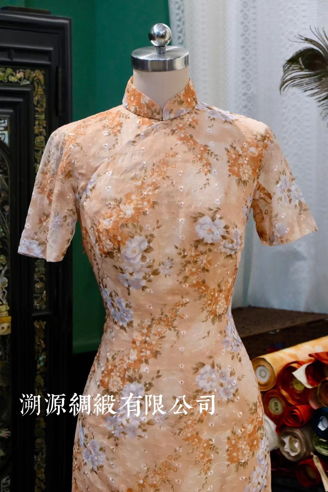 50年代 - 蜜桃橘刺绣薄纱短袖旗袍：浮花疏影 | 1950s - Peach Orange Embroidered Sheer Short-Sleeve Qipao: Floating Flowers