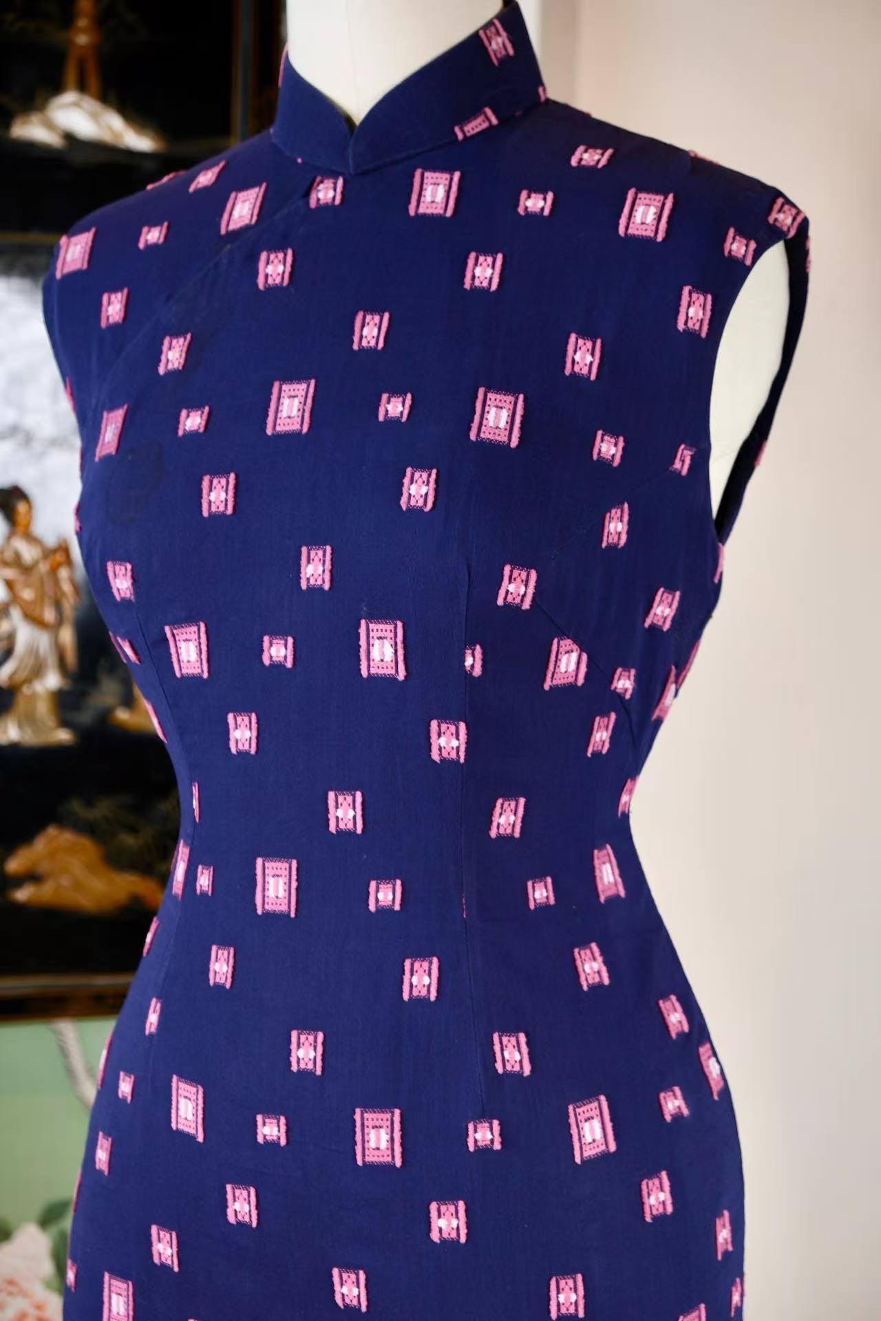 60年代 - 六十年代台湾风华：靛蓝底粉色几何机绣印花纯棉古董旗袍 — 工业化时代的传统回响与现代身体叙事 | 1960s - 1960s Taiwan Elegance: A Vintage Indigo Pure Cotton Cheongsam with Pink Geometric Machine Embroidery — Traditional Echoes of the Industrial Era and a Narrative of the Modern Body