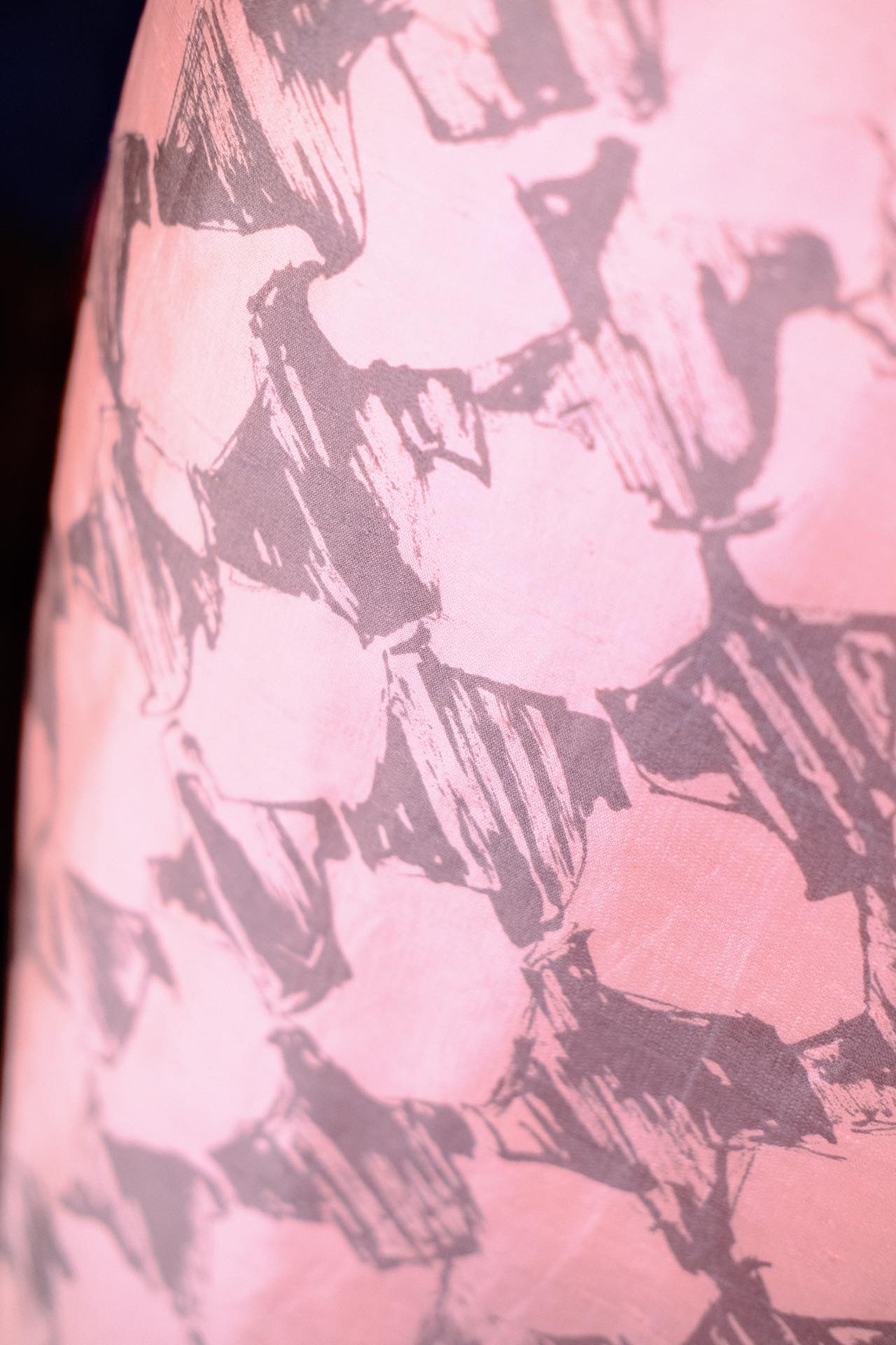 50年代 - 粉墨抽象：双宫真丝上的五十年代先锋艺术 | 1950s - Pink and Ink Abstraction: 1950s Avant-Garde Art Rendered on Shantung Silk