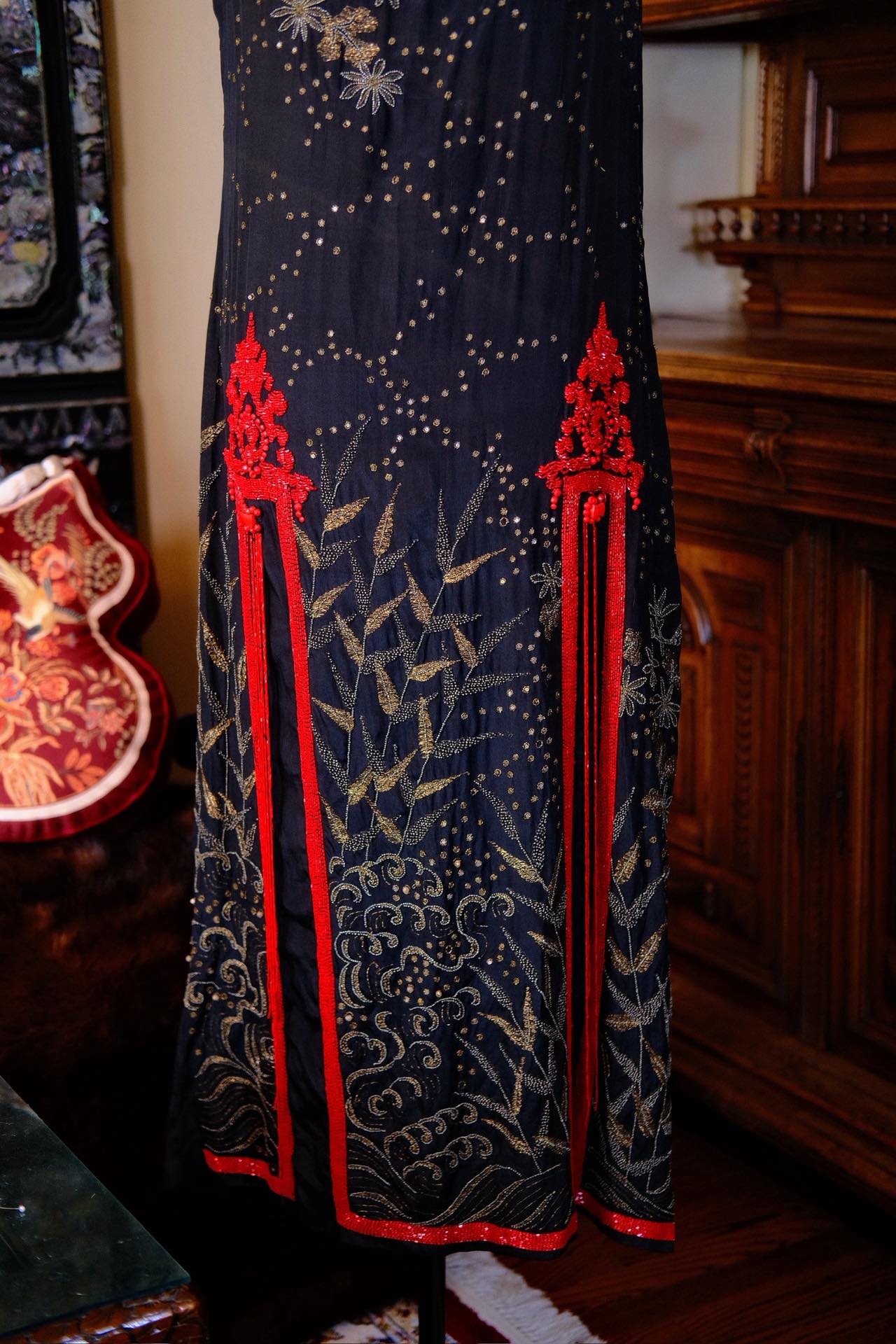 星夜流金：民国二十年代真丝法绣古董裙的“东西合璧” | Gilded Starry Night: An East-West Fusion of a 1920s Silk French-Embroidered Antique Dress