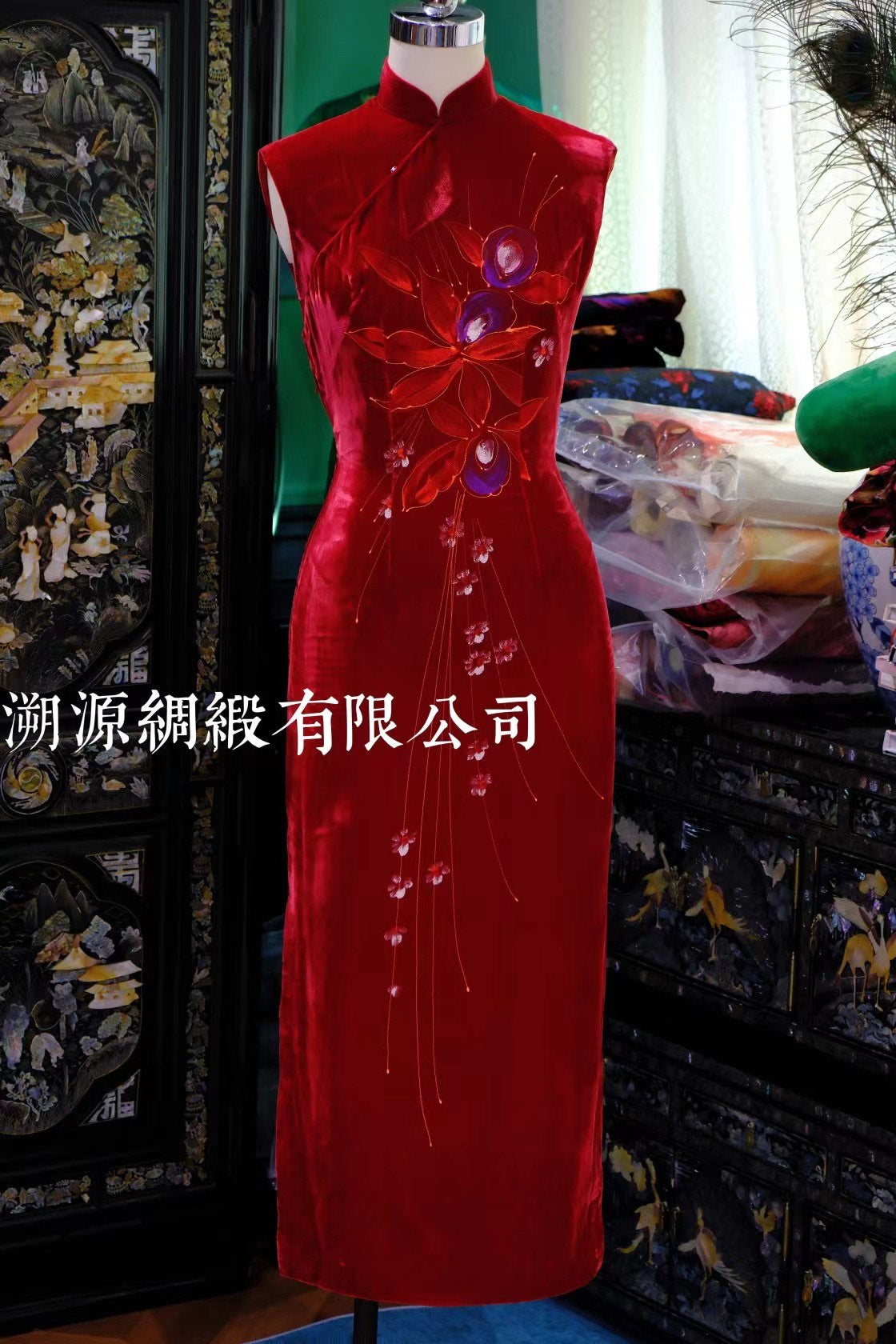 60年代 - 港式大红丝绒 手绘/烫印抽象花卉 无袖中长款 古董旗袍：【丝绒红颜】| 1960s- ong Kong Style Bright Red Velvet Hand-Painted/Printed Abstract Floral Sleeveless Mid-Length Antique Qipao: "Velvet Red Charm"