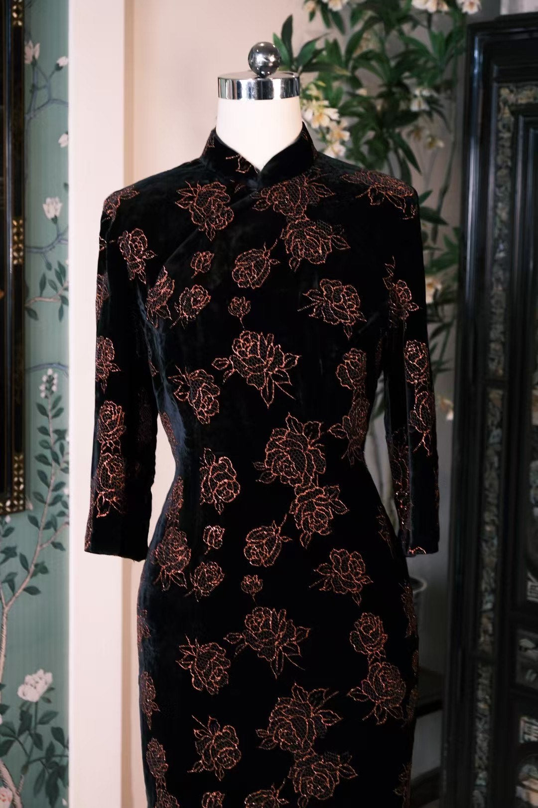 50年代 -【暗夜玫瑰】复古黑丝绒铜金手绘描边玫瑰图案七分袖长款旗袍 |  1950s -【Midnight Rose】Retro Black Velvet Copper-Gold Outlined Rose Pattern Three-Quarter Sleeve Long Qipao