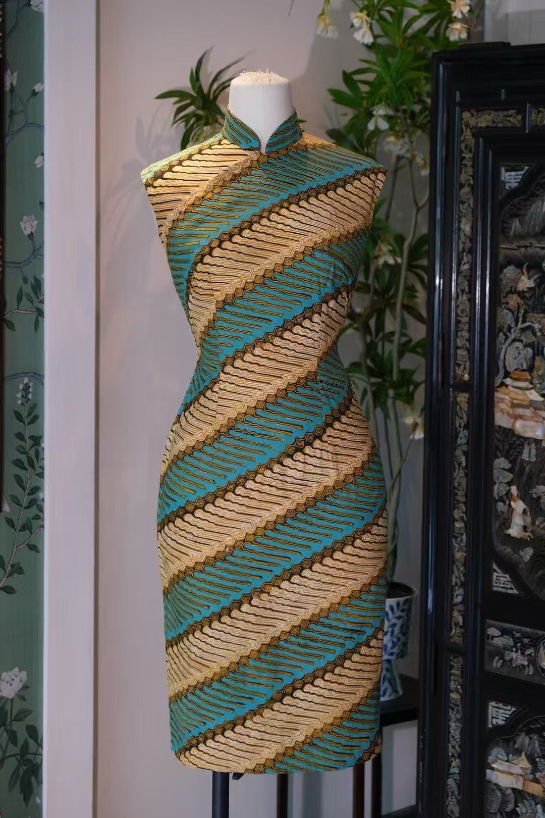 60年代 - 南洋峇迪・青金石蜡染斜纹・新加坡国立博物馆同款古董旗袍 / 1960s - Nanyang Batik: Lapis Lazuli Diagonal Print Qipao – National Museum of Singapore Piece