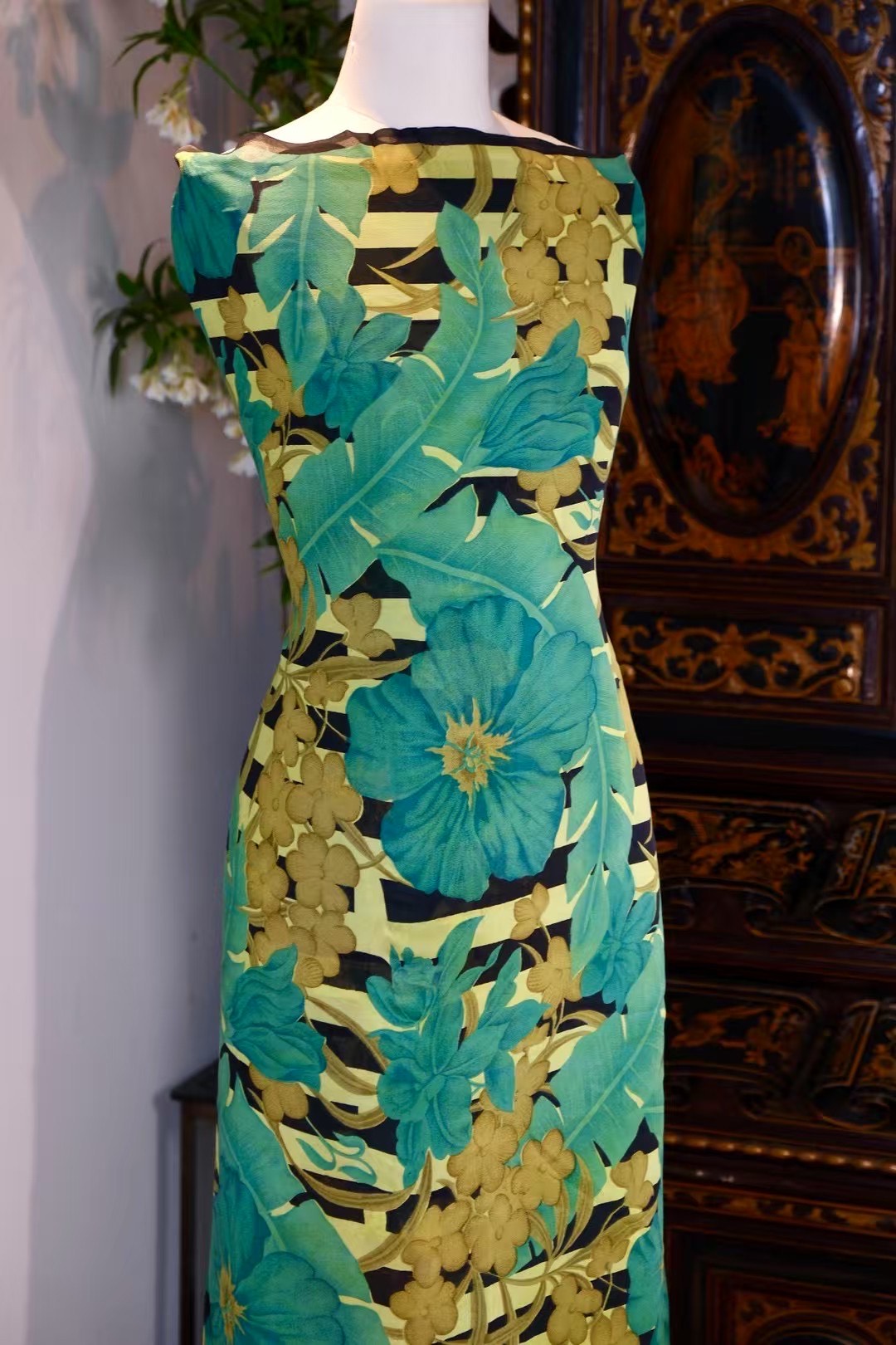 布料名 - 林间幻境：复古黑金条纹与热带碧玺繁花真丝绸缎 | Fabric Name - The Emerald Forest Mirage: Vintage Black & Gold Stripes with Tropical Tourmaline Floral Silk