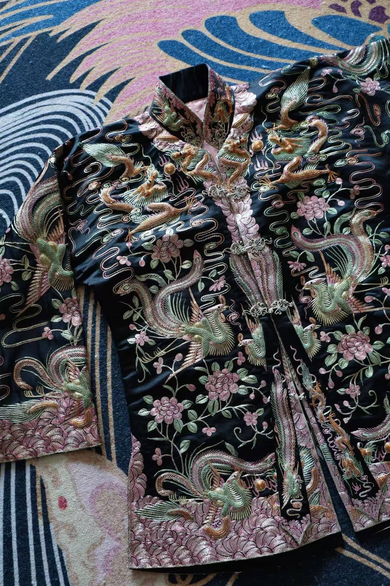 40年代 - 云龙飞凤纹黑缎盘金绣上褂：一袭锦绣，半世风华 | 1940s - Black Satin Jacket with Gold-Couched Dragon and Phoenix: A Tapestry of Splendor, A Lifetime of Elegance