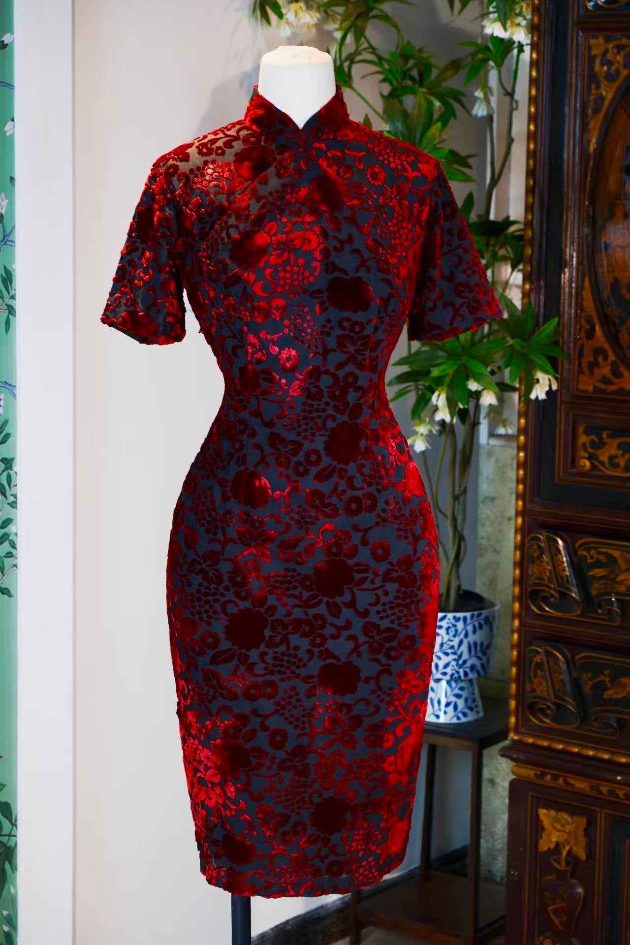 60年代 - 绛红诗学·六十年代台湾产黑底烧花丝绒渐变缠枝花卉古董旗袍 | 1960s - Crimson Poetics: A 1960s Taiwan Vintage Burnout Velvet Cheongsam with Gradient Scrolling Florals on Black