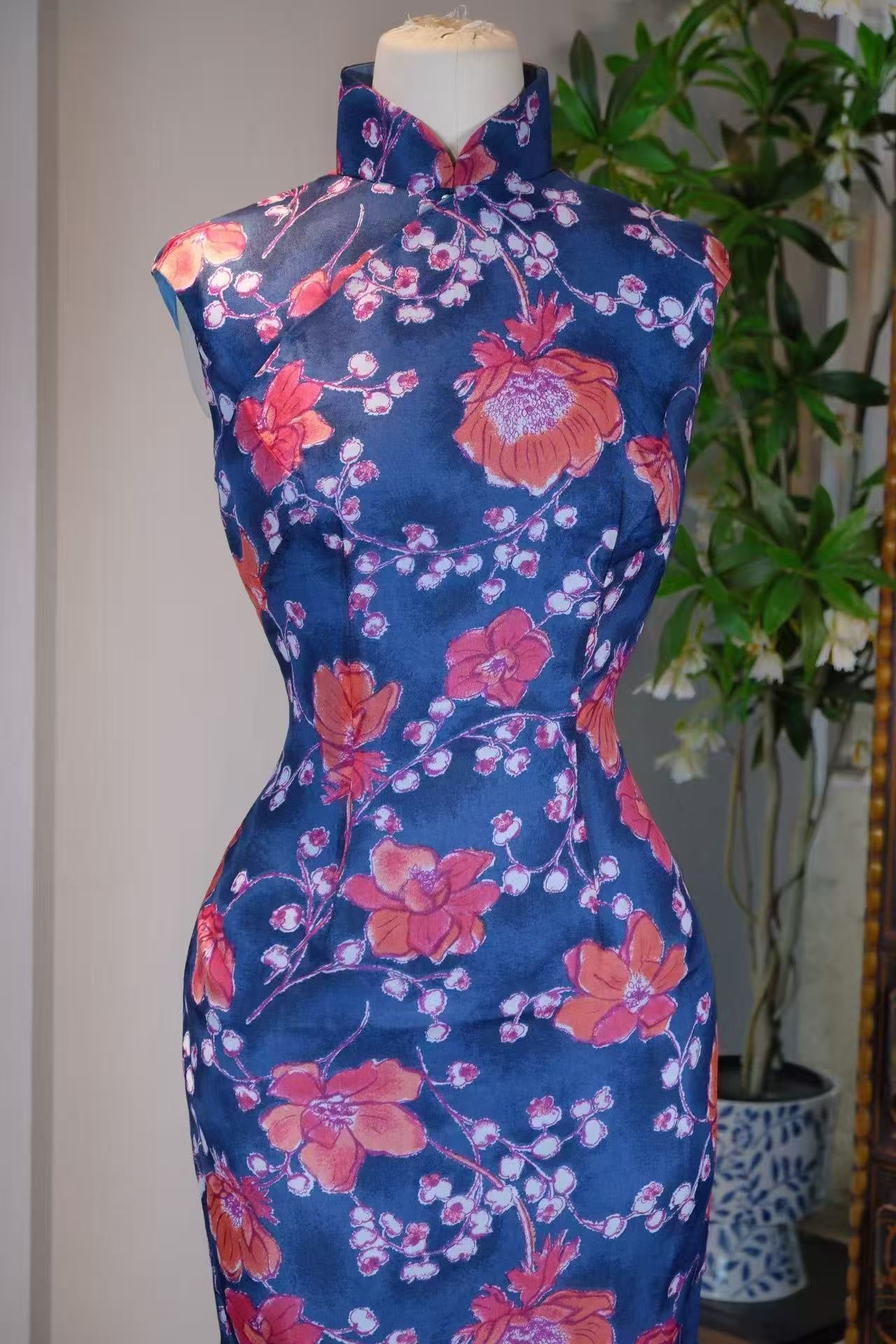 60年代 - 蕴蓝绯绯，六零芳华——香港制六十年代真丝印花旗袍 | 1960s - Flourishing Crimson on Profound Blue: 1960s Hong Kong Silk Printed Qipao
