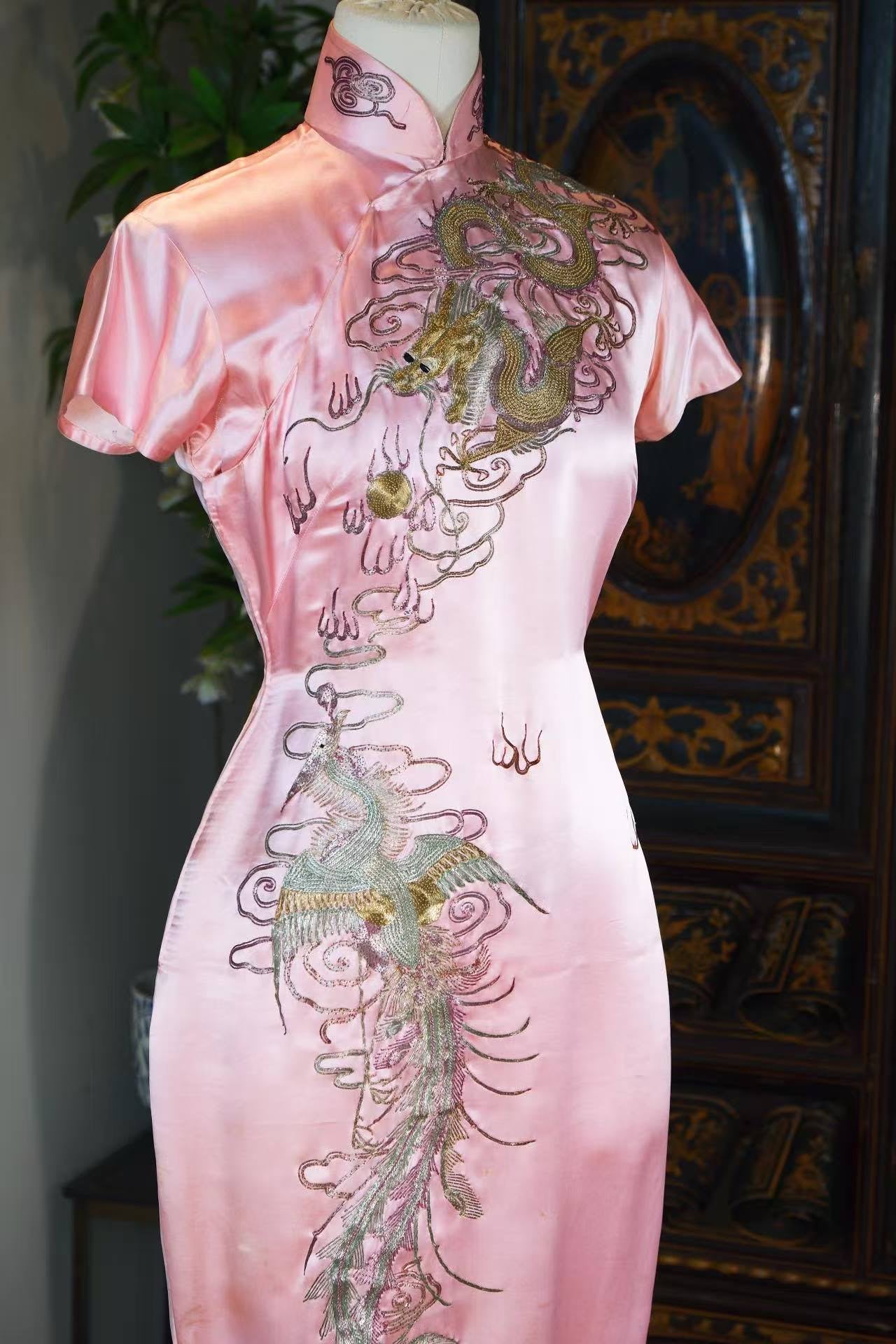 50年代 - 五十年代梅花牌龙凤呈祥旗袍短褂套装：粤绣盘金绣技艺与东方美学的古董遗珍 | 1950s - 1950s "Plum Blossom" Brand Dragon &amp; Phoenix Suit: An Archival Treasure of Yue Embroidery and Oriental Aesthetics