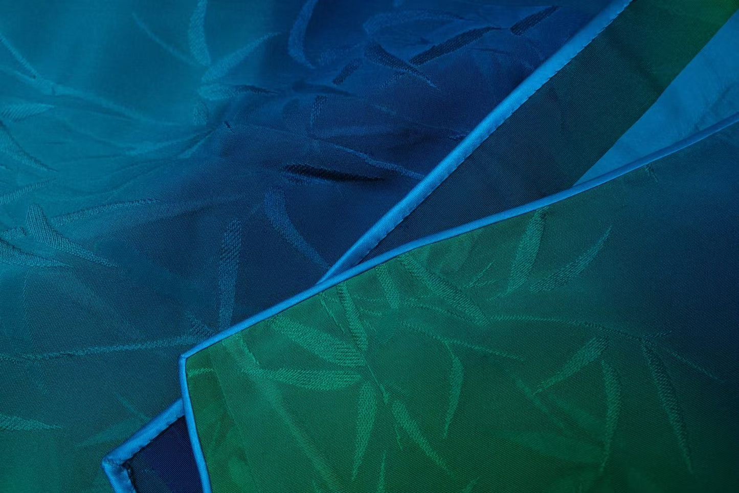 客订结缘 - 墨竹入画：青翠绿与宝石蓝渐变提花旗袍，配珠光手作盘扣 | Customized Design - Ink Bamboo Painting: Jade Green to Sapphire Blue Ombre Brocade Cheongsam with Pearlescent Frog Buttons