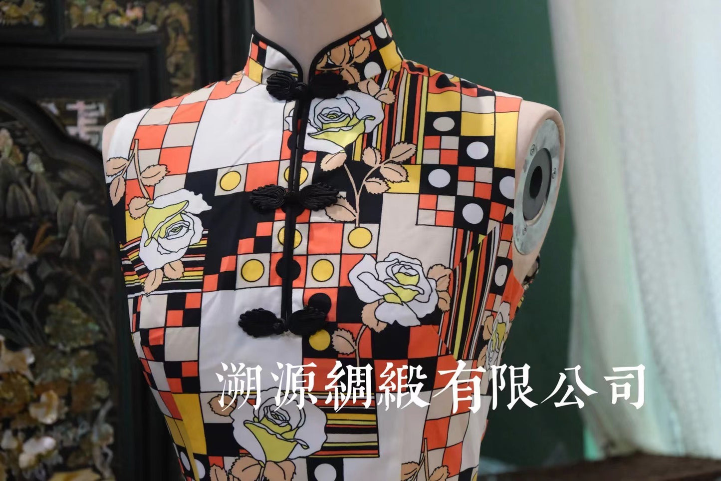 60年代 - 摩登玫瑰·几何交响：复古港工手作无袖古董旗袍 | 1960s - The Modern Rose Rhapsody: Vintage Hong Kong Craftsmanship Geometric Cheongsam