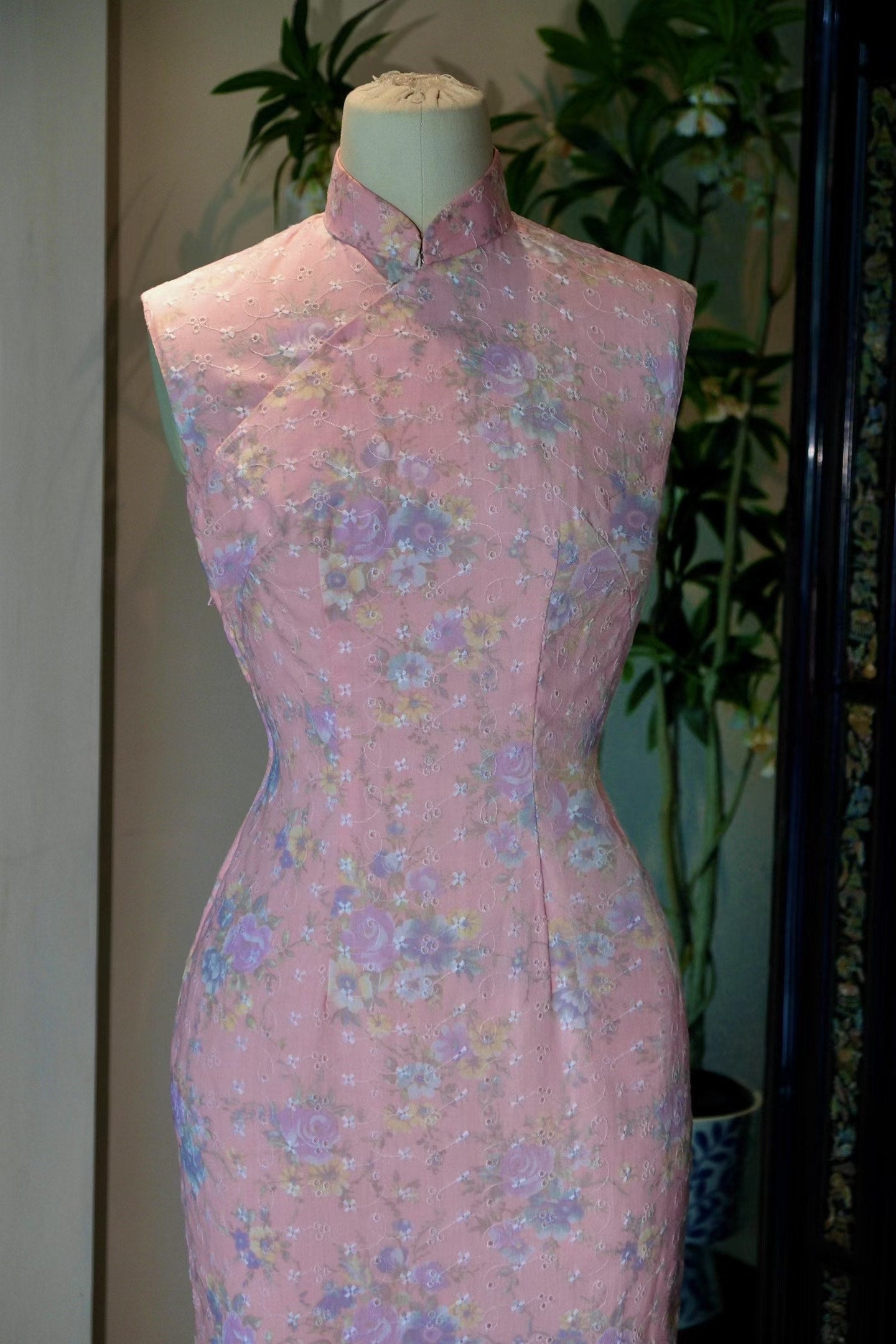 60年代 - 樱粉少女心・法式花卉刺绣镂空・维多利亚浪漫古董港式旗袍 / 1960s - Cherry Blossom Ingenue: French Floral Embroidery & Broderie Anglaise Vintage Hong Kong Qipao