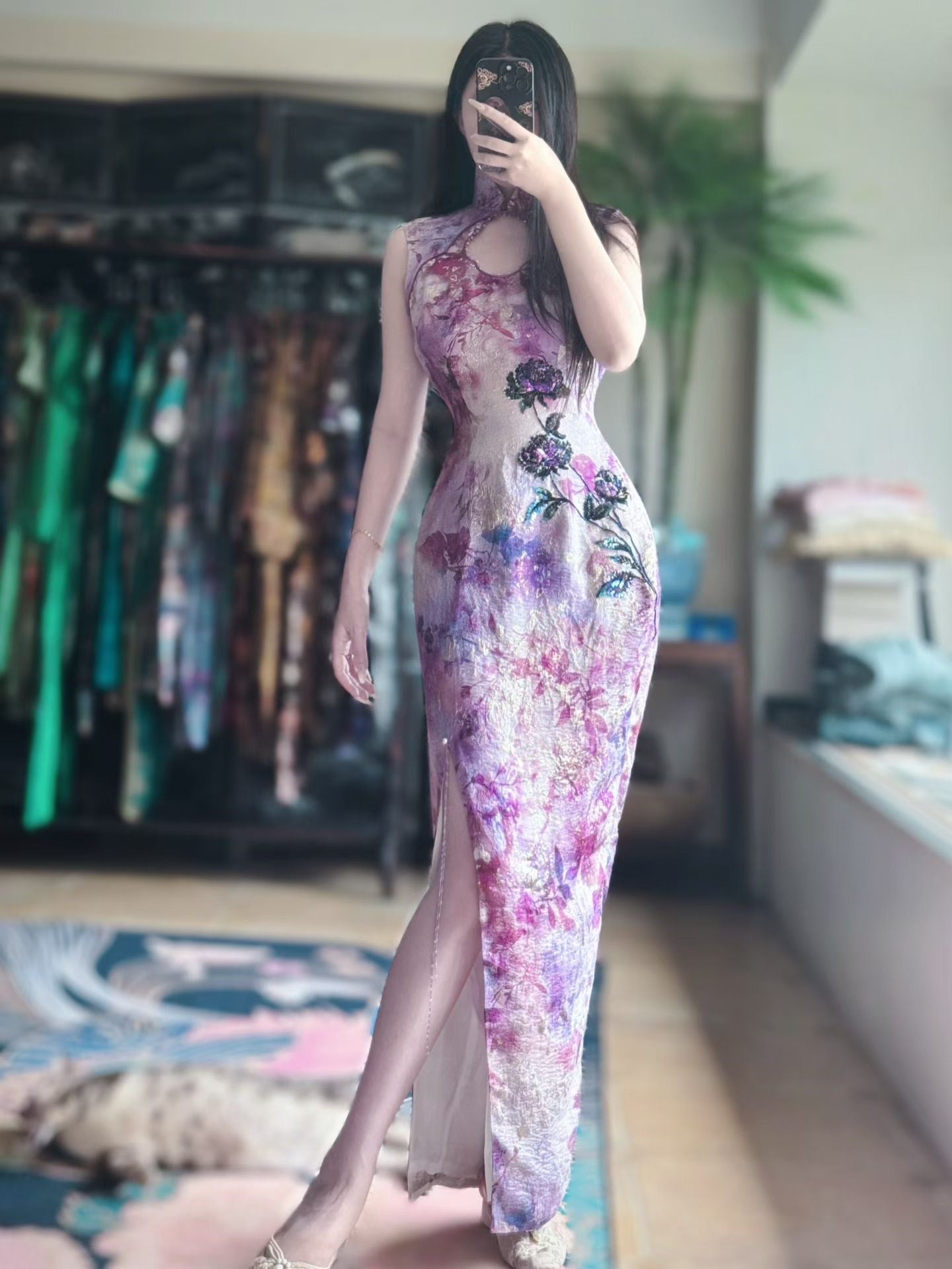 客订结缘 - 紫醉金迷：水墨渲染紫藤花色提花改良旗袍，无袖水滴领口刺绣亮片装饰 / Customized Design - Purple Haze Opulence: Watercolor Wisteria Jacquard Modern Qipao, Sleeveless with Teardrop Cutout and Sequin Embroidery Embellishment