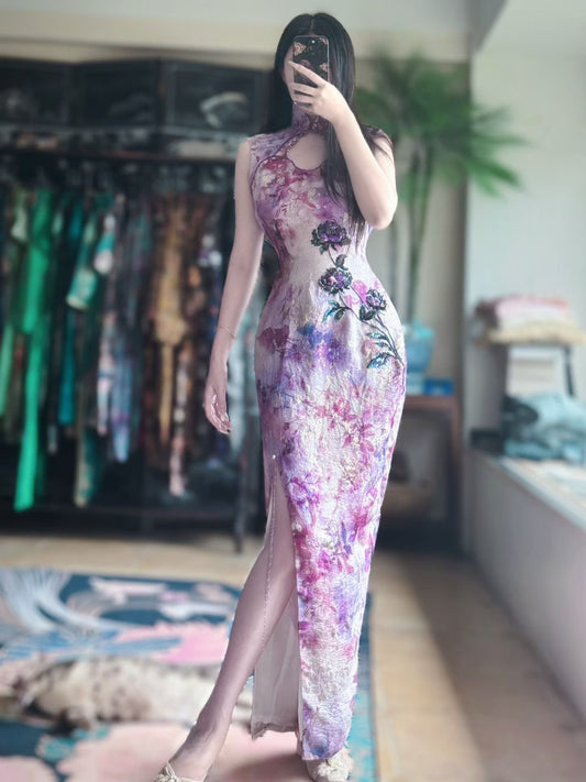 客订结缘 - 紫醉金迷：水墨渲染紫藤花色提花改良旗袍，无袖水滴领口刺绣亮片装饰 / Customized Design - Purple Haze Opulence: Watercolor Wisteria Jacquard Modern Qipao, Sleeveless with Teardrop Cutout and Sequin Embroidery Embellishment