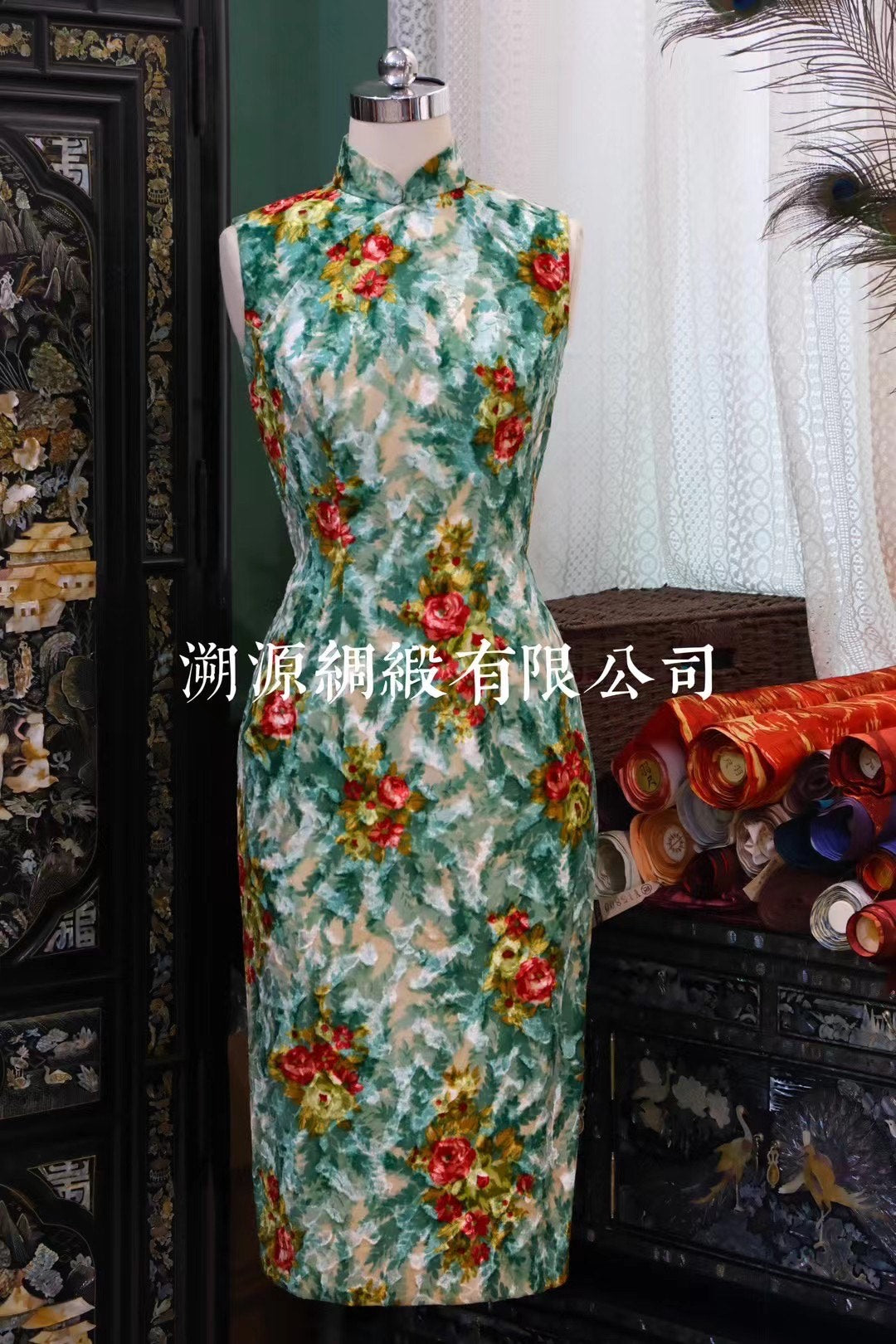 60年代 - 摩登珍藏：花样年华春风玉露翠绿红花烧花丝绒无袖港式旗袍 | 1960s - Mod Collection: Velvet Burnout Floral Sleeveless Qipao (Teal Green, Red & Gold)