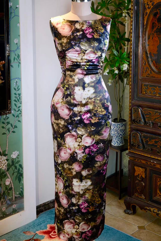 客订结缘 -《暗夜幽兰·繁花入梦：高定丝绒光泽褶皱修身长礼裙》| Customized Design - “Midnight Bloom: A Dream of Floral Opulence – Custom Gathered Luster Gown”