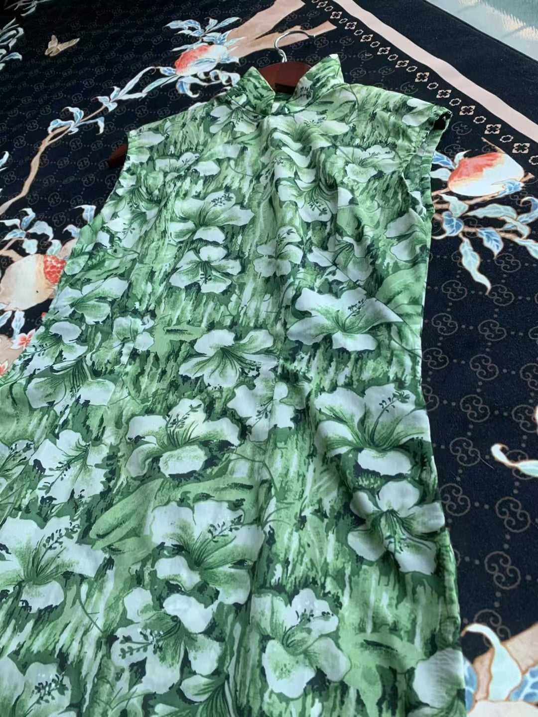 60年代 - 🍃 良友画报玉兰春晓 · Vintage 50年代复古无袖绿底白花印花旗袍 | 1960s - 🍃 Vintage 1950s Magnolia Spring Dawn Qipao · Green and White Floral Print Sleeveless Cheongsam