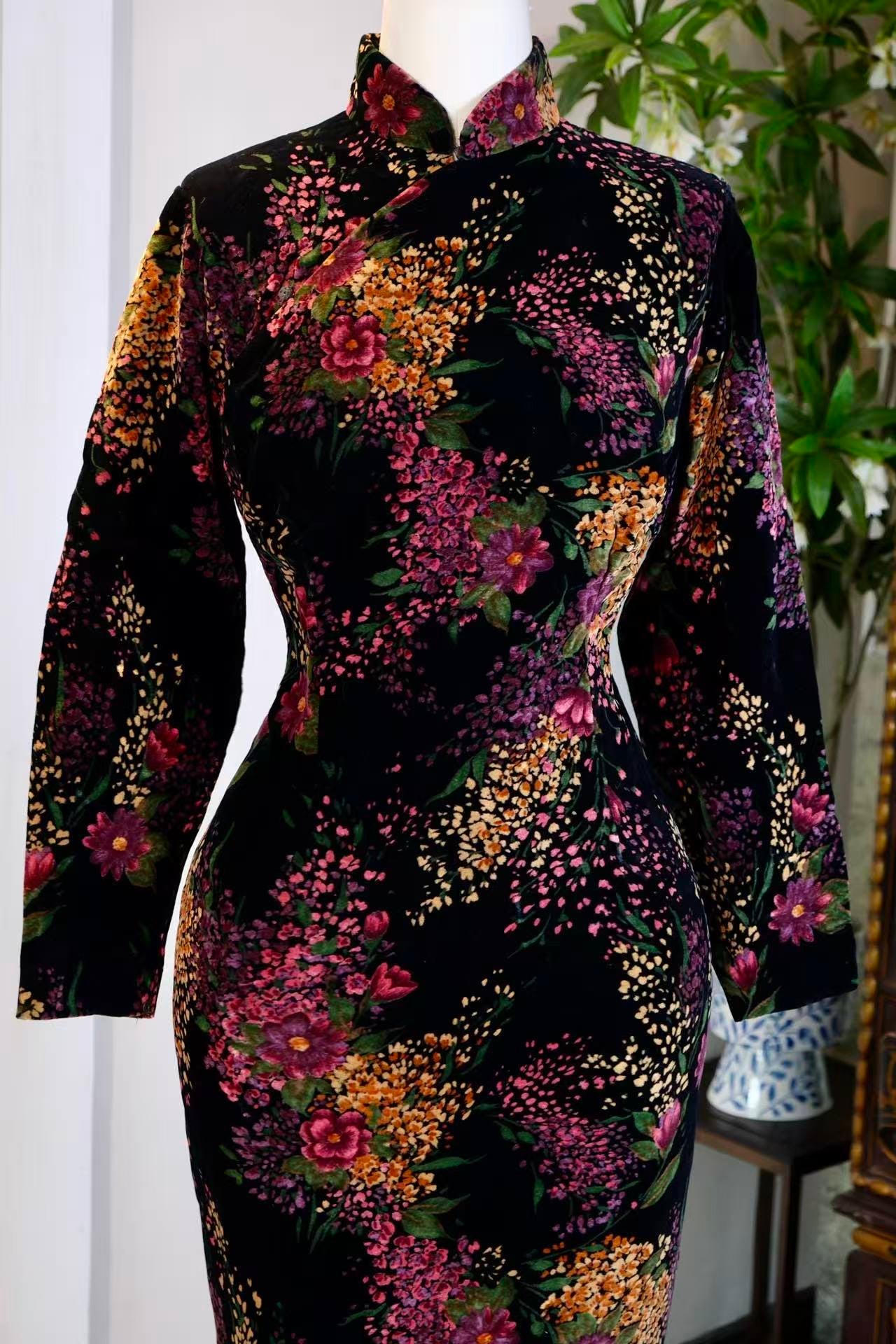 60年代 - 黑地繁花，岁月如歌——六十年代华美服饰行天鹅绒旗袍 | 1960s - Velvet Blossoms, a Song of Time: 1960s Antique Qipao by "Hua Mei Fashion House"