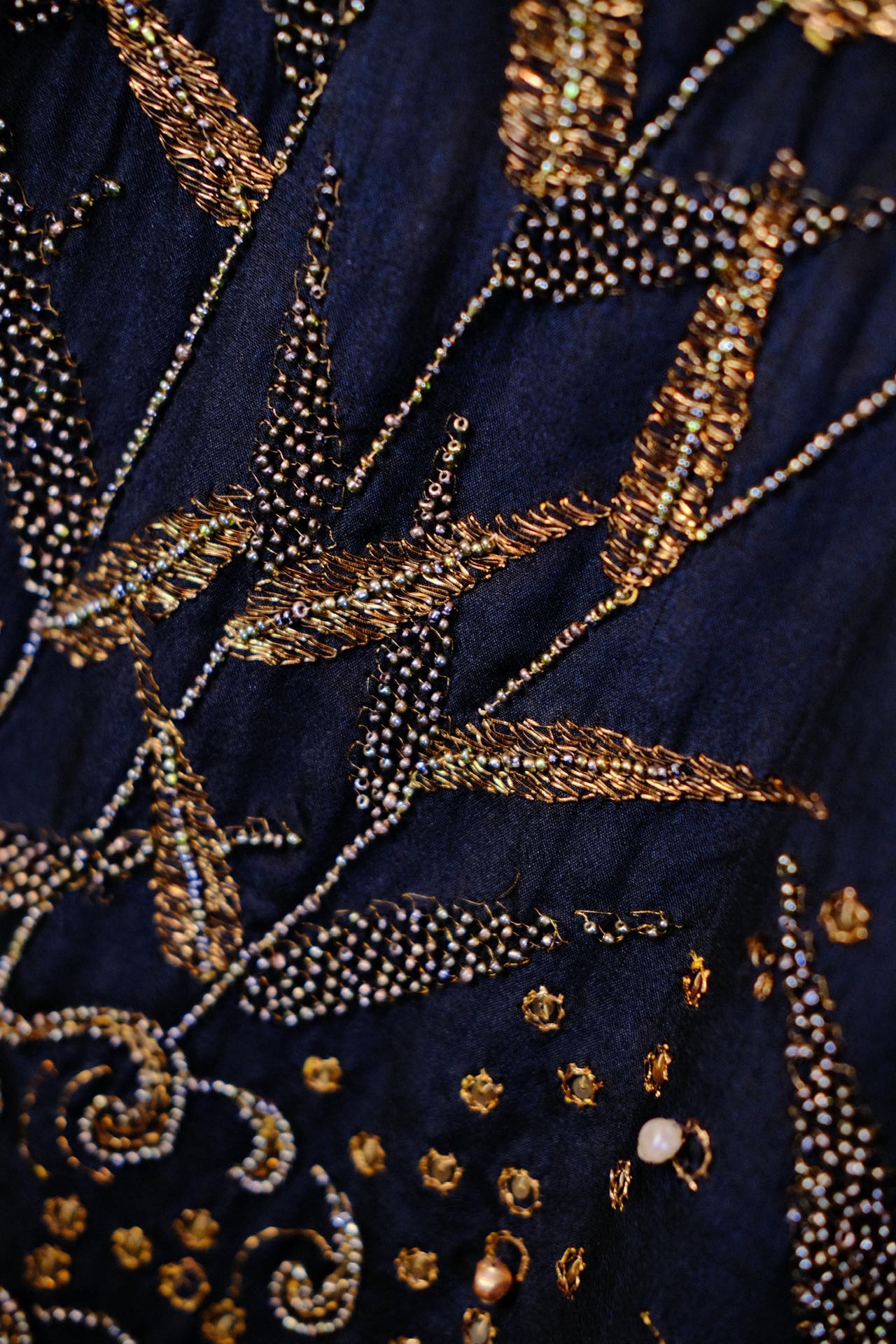 星夜流金：民国二十年代真丝法绣古董裙的“东西合璧” | Gilded Starry Night: An East-West Fusion of a 1920s Silk French-Embroidered Antique Dress