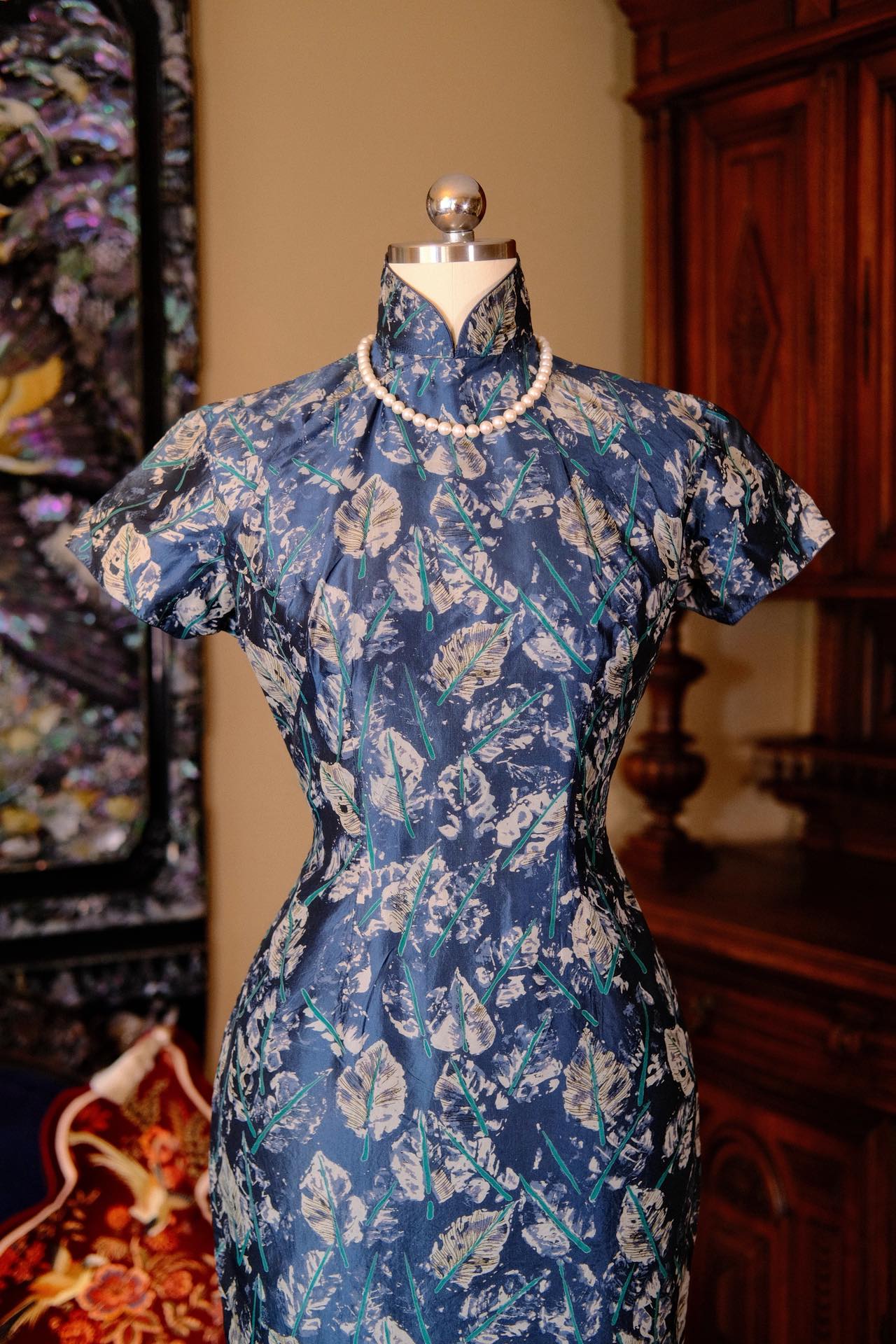 50年代 - 蓝叶轻语：双宫真丝上的五十年代自然诗_HY | 1950s - Blue Leaf Whispers: 1950s Natural Poetry Rendered on Shantung Silk_HY