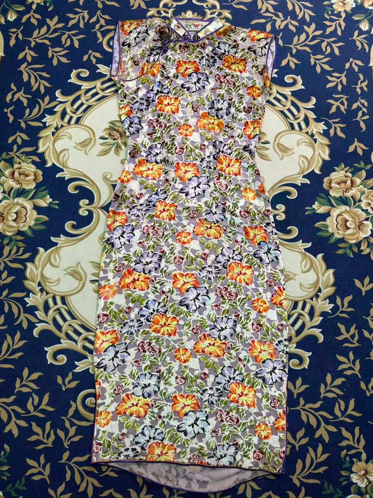 40年代 - 1940年代海派名店“霞飞女服”出品：藕色地烧花丝绒牵牛花纹印花旗袍（张信哲先生珍藏）| 1940s -  A 1940s Haipai Masterpiece by Avenue Joffre Ladies' Wear：Devoré Velvet Qipao with Morning Glory Print (The Jeff Chang Collection)