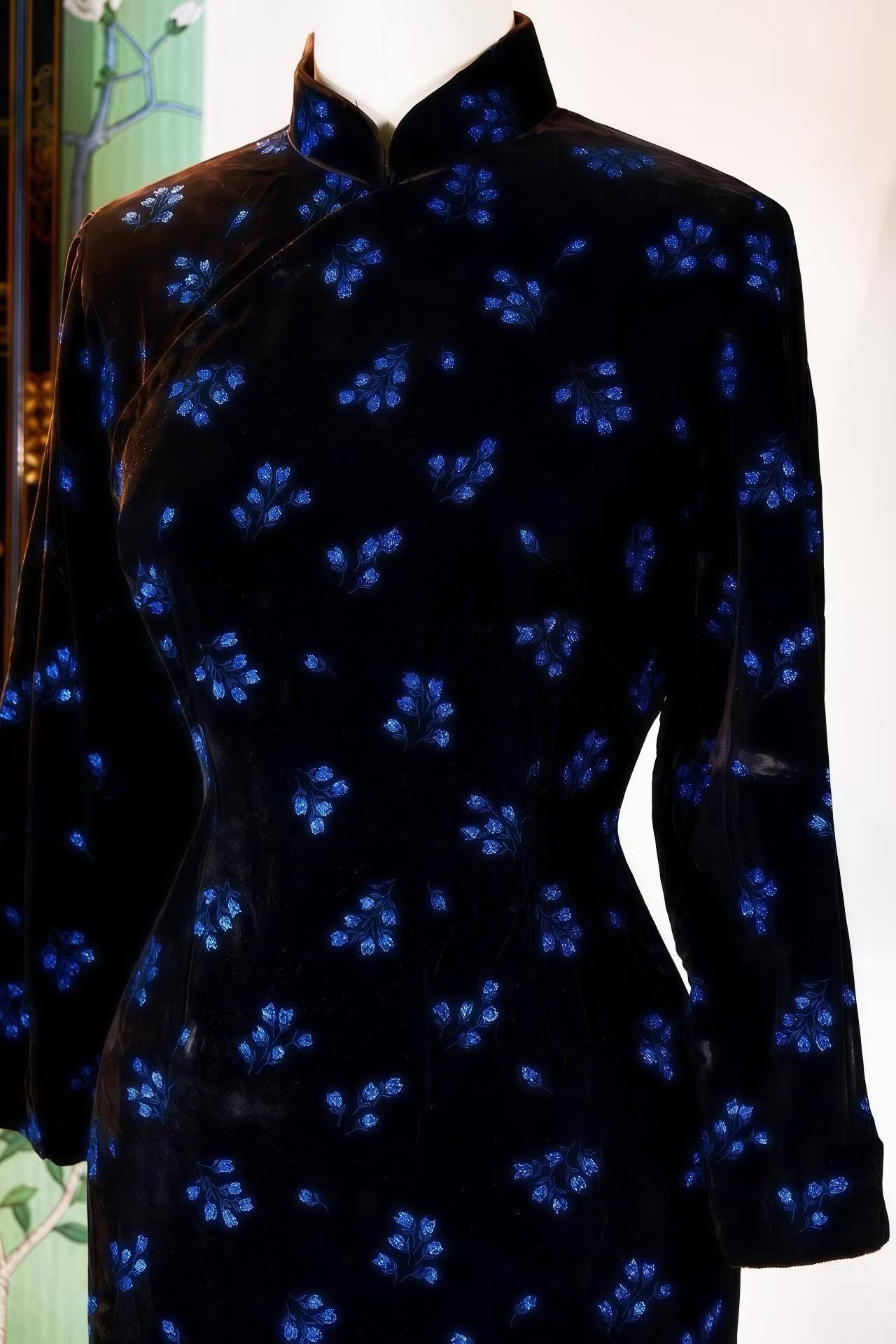 60年代 - 蓝焰诗性·六十年代台湾墨色天鹅绒手绘闪片写意古董旗袍 | 1960s - Blue Flame Poetics: 1960s Taiwan Dark Velvet Hand-Painted Sequin Freehand Vintage Cheongsam