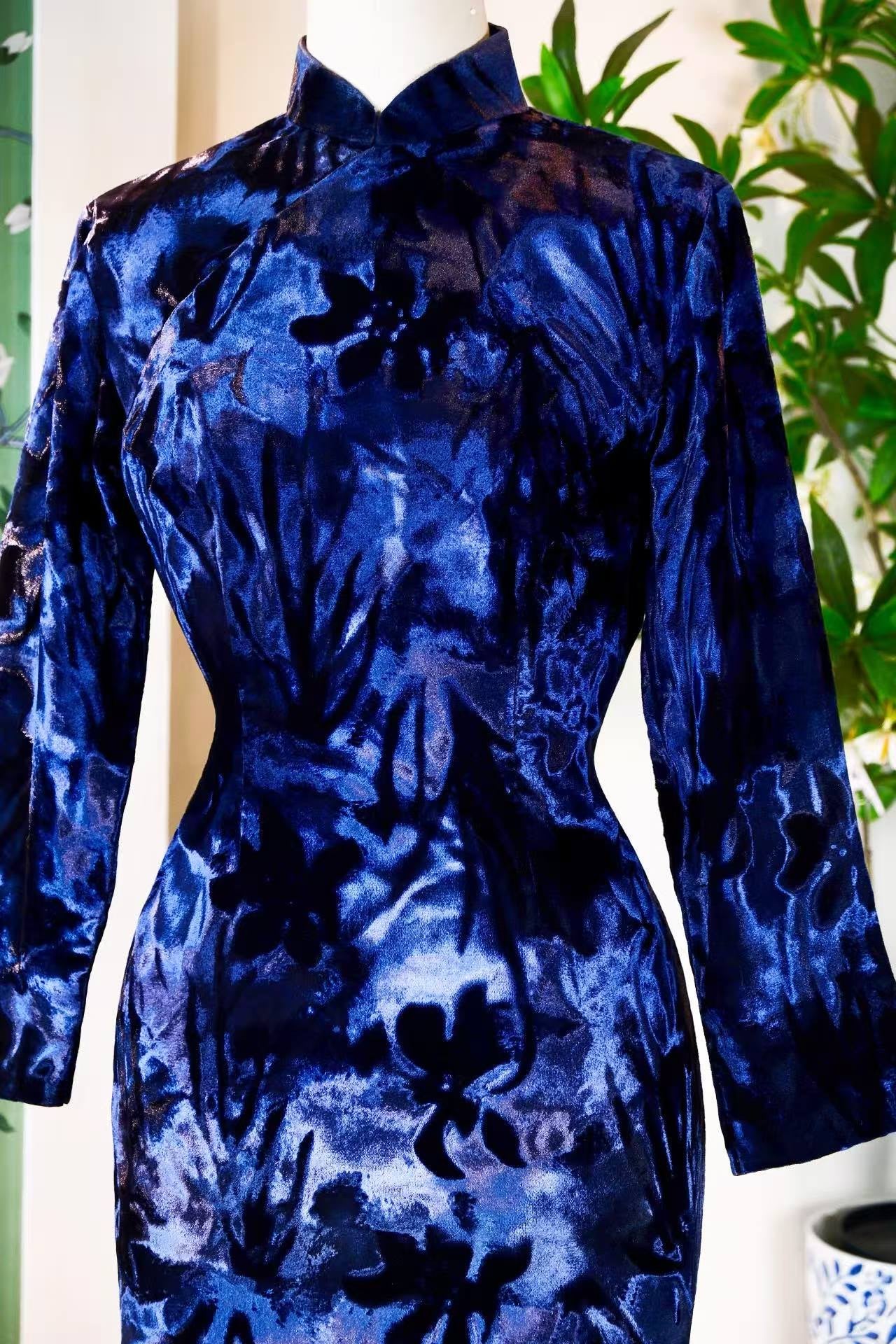 60年代 - 台湾产压花金丝绒光影曳地古董旗袍 | 1960s - Light and Shadow on Velvet: A Vintage Taiwanese Embossed Gold Velvet Cheongsam