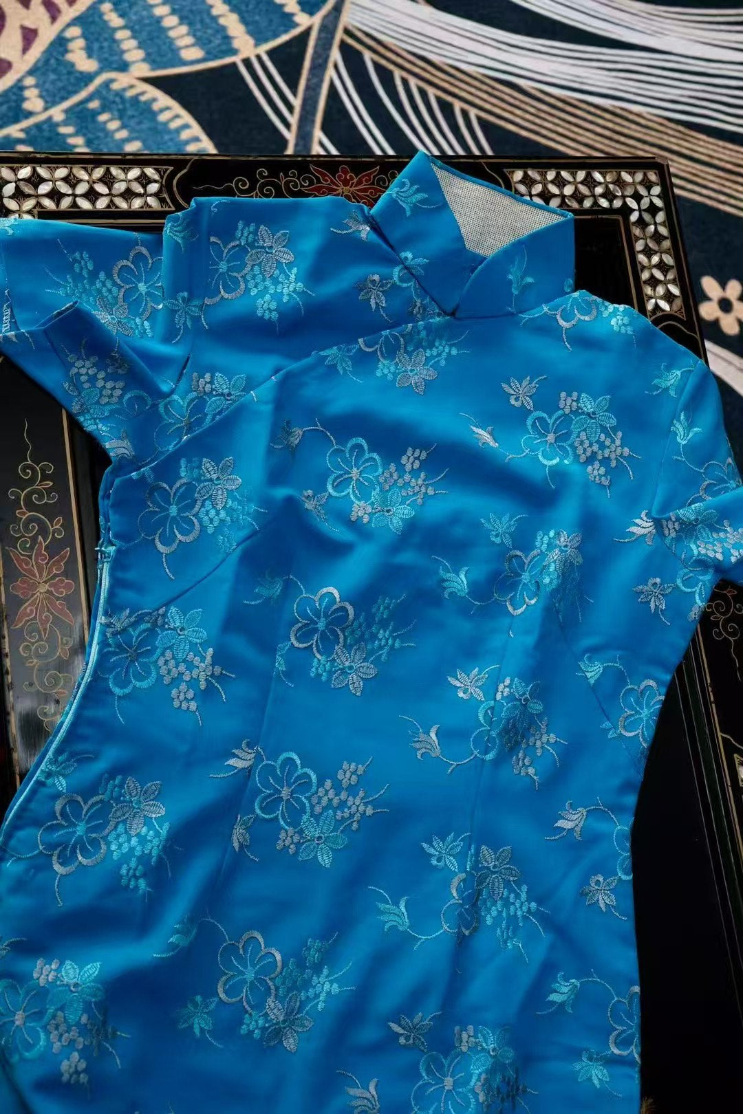 50年代 - 浅绿色刺绣旗袍 & 宝蓝色提花旗袍 / 1950s - Pale Green Embroidered Qipao & Royal Blue Jacquard Qipao